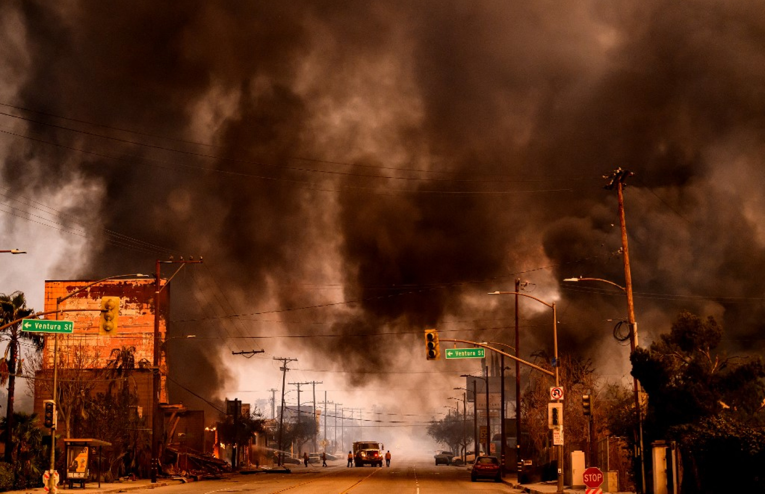 ކެލިފޯނިއާ: ޖެނުއަރީ 8، 2025- އެމެރިކާގެ ކެލިފޯނިއާގެ ލޮސް އެންޖެލިސްގެ އަލްޓަޑެނާ ސަރަހައްދުގައި ހުރި  ފިހާރައެއްގައި ރޯވެ އަނދަނީ. -- ފޮޓޯ: އޭއެފްޕީ