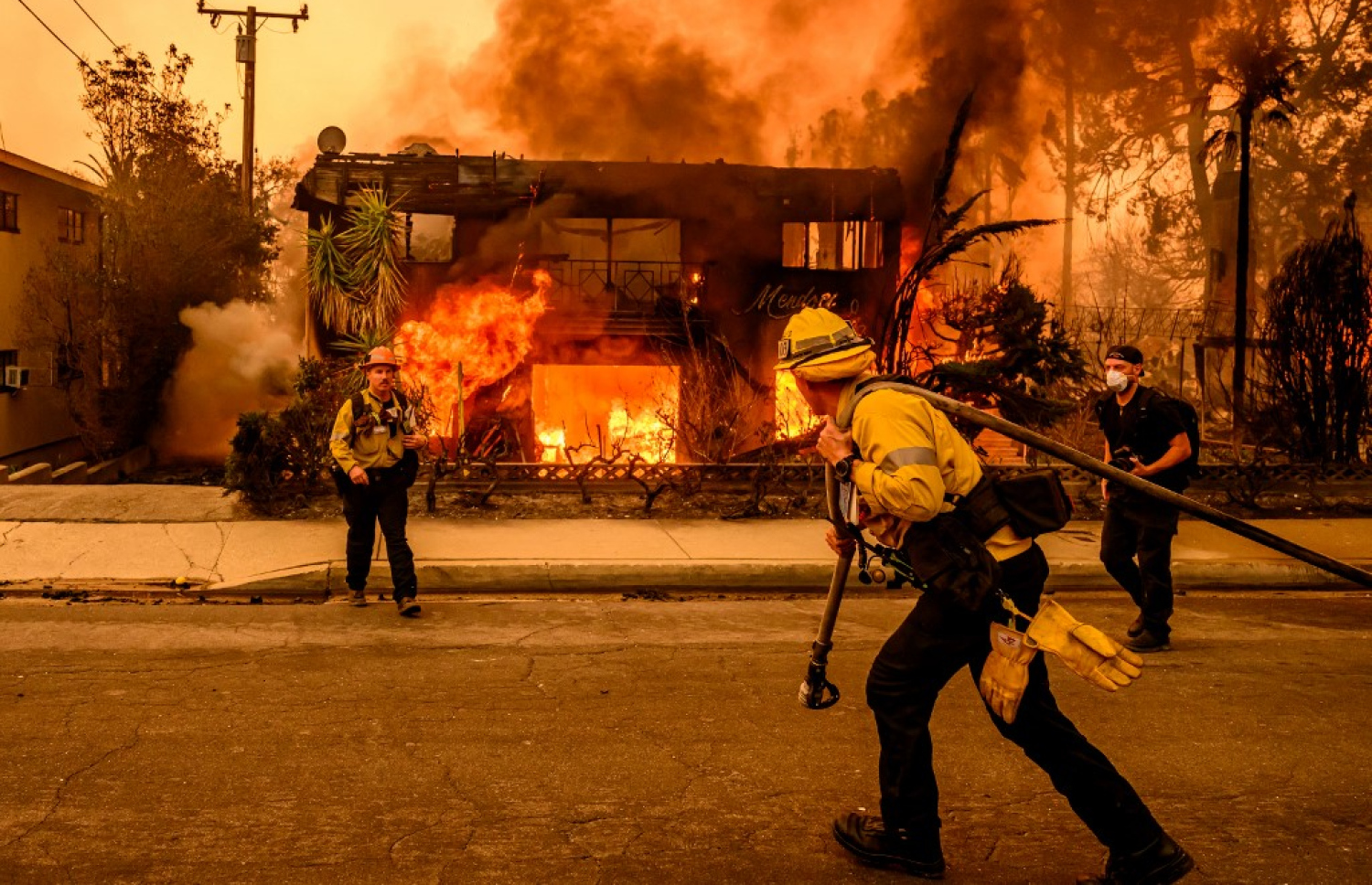 ޖެނުއަރީ 8، 2025: ކެލިފޯނިއާގެ ލޮސް އެންޖެލިސް ކައުންޓީގެ އަލްޓަޑެނާ ސަރަހައްދުގައި ހުރި އެޕާޓްމަންޓް އިމާރާތެއް އަނދަމުން ދާއިރު އަލިފާން ނިއްވާ މީހުން އެ ސަރަހައްދުގައި ހަރަކާތްތެރިވަނީ. --ފޮޓޯ: އޭއެފްޕީ