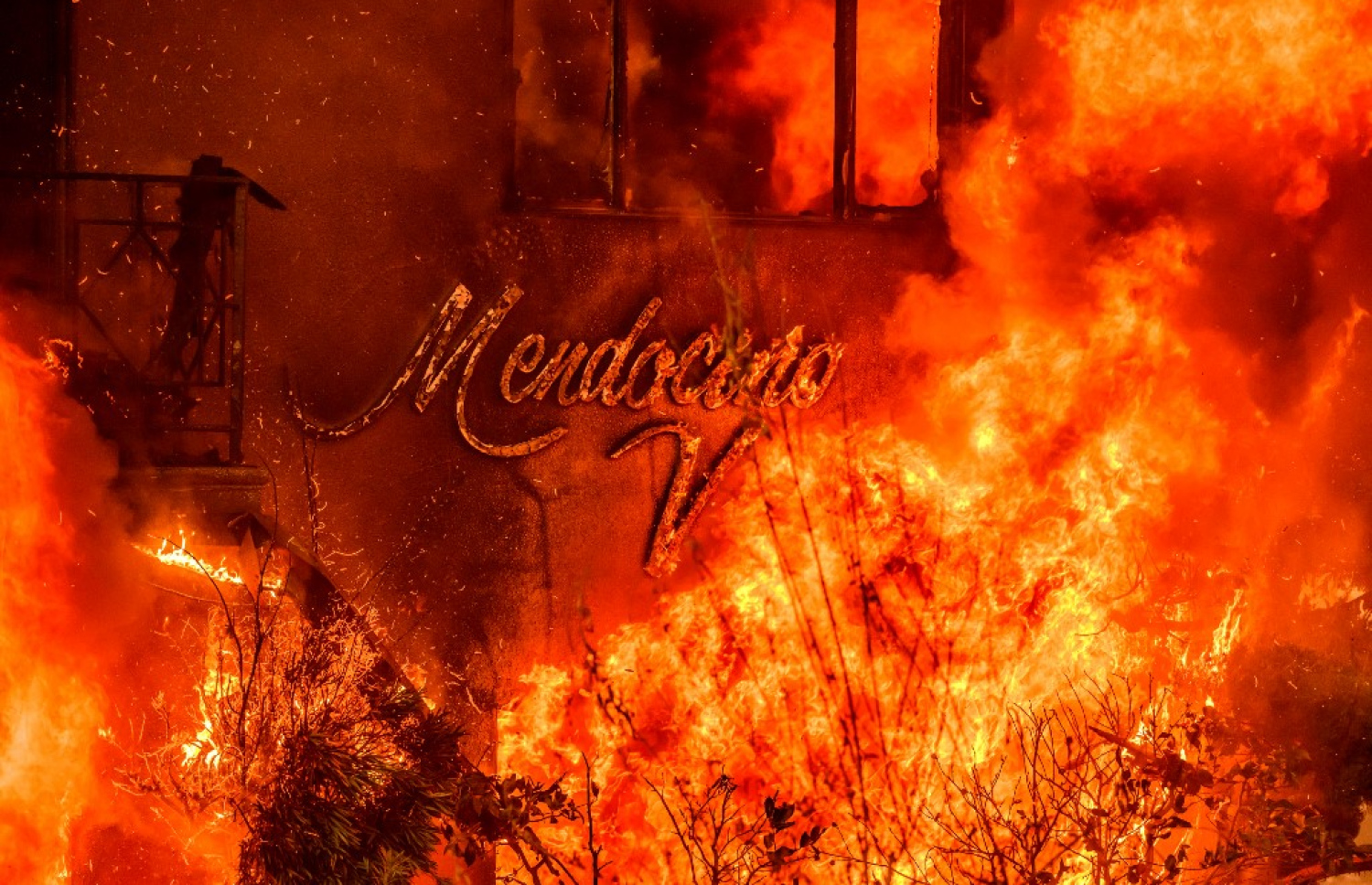 އެމެރިކާގެ ލޮސް އެންޖެލިސްގެ އެޕާޓްމަންޓް ބިލްޑިންގެއްގައި ރޯވެފައި.  -- ފޮޓޯ: އޭއެފްޕީ