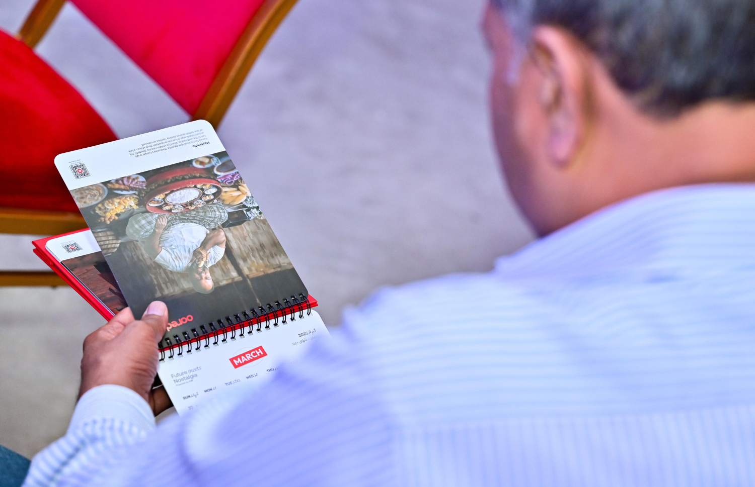 މީހަކު އުރީދޫގެ ކަލަންޑަރު ބަލާލަނީ. އެ ކަލަންޑަރުގައި ދިވެހި އެކި ފްލޯކު ވާހަކަތައް ވަނީ ހިމަނާފަ. ފޮޓޯ: ފަޔާޒް މޫސާ | މިހާރު