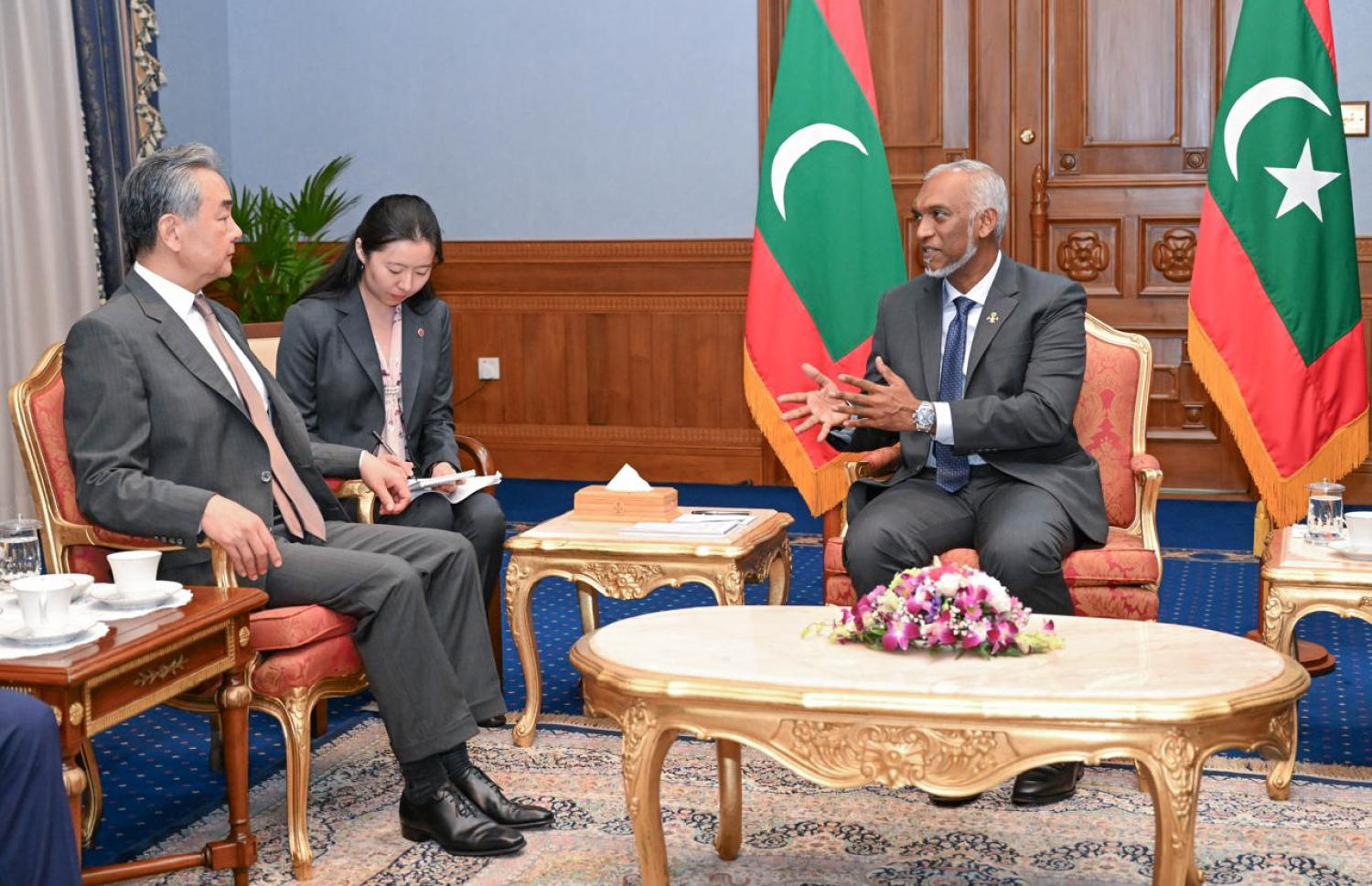 ޗައިނާގެ ހާރިޖީ ޒަވީރު ވާންގް ޔެއީ މިއަދު ހަވީރު ރައީސް މުއިއްޒު އާ ބައްދަލުކުރައްވަނީ. --ފޮޓޯ: ރައީސް އޮފީސް