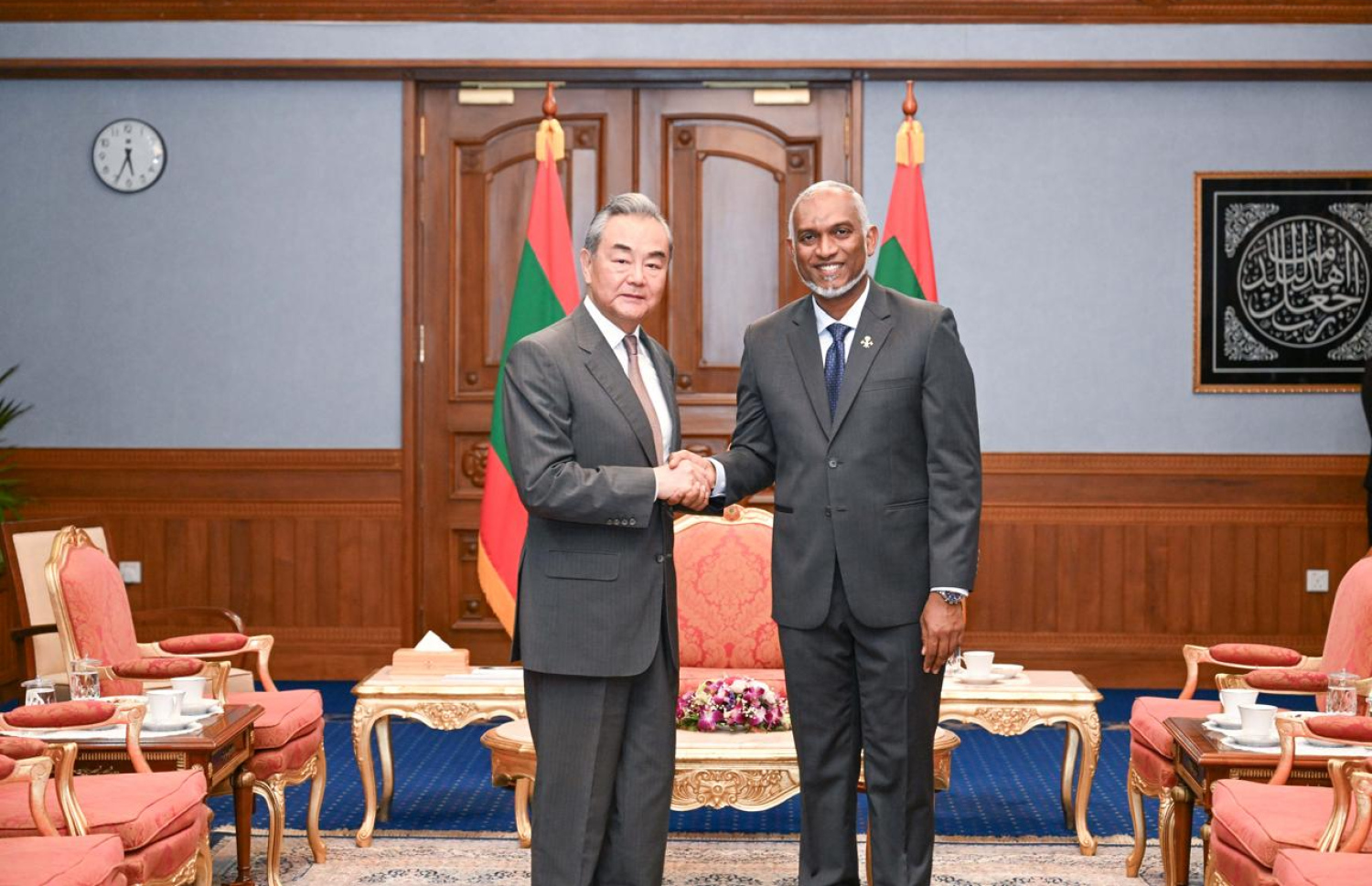 ޗައިނާގެ ހާރިޖީ ޒަވީރު ވާންގް ޔެއީ މިއަދު ހަވީރު ރައީސް މުއިއްޒު އާ ބައްދަލުކުރައްވަނީ. --ފޮޓޯ: ރައީސް އޮފީސް