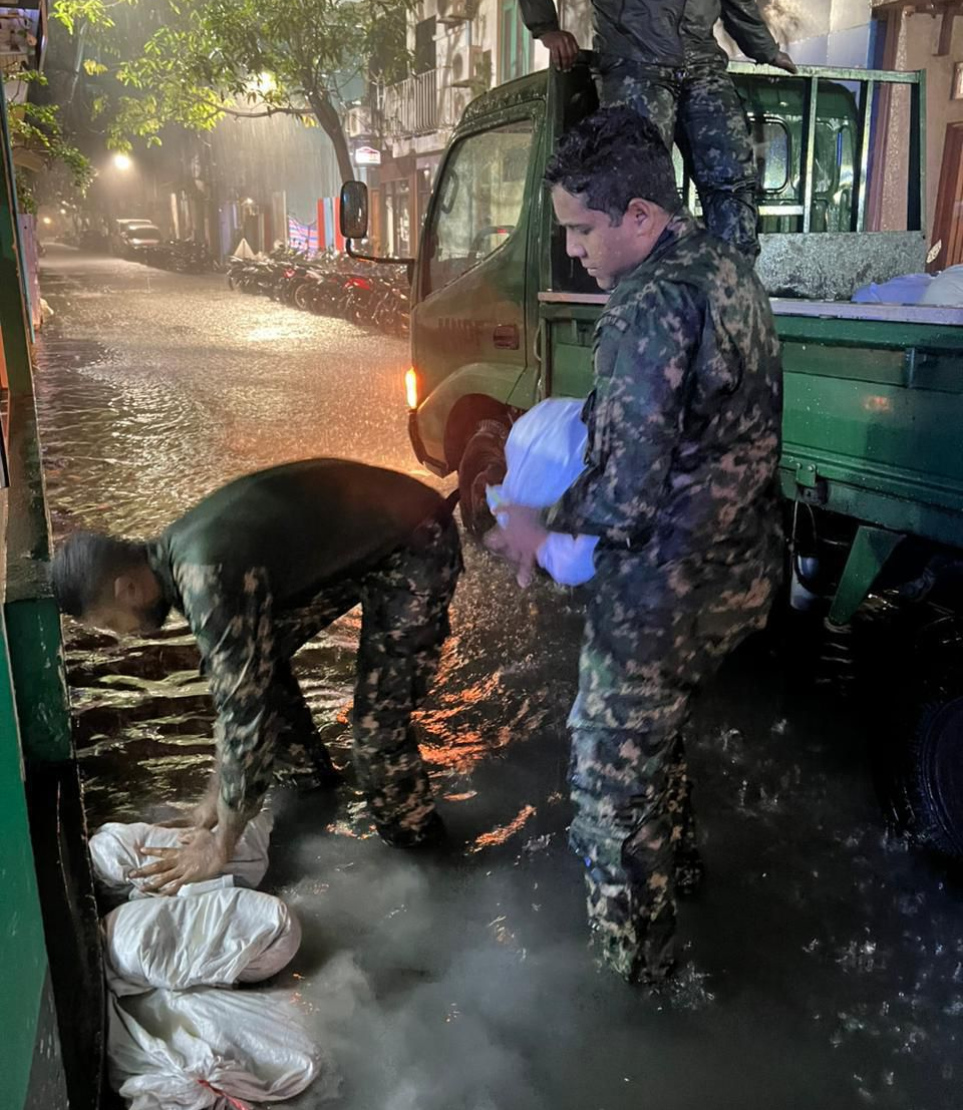 މާލޭގެ ގެގެ އަށް ފެންގަނޑު ވަންނާތީ ސިފައިން ރޭގައި ވެލިބަސްތާ ޖަހައިދެނީ.---ފޮޓޯ: އެމްއެންޑީއެފް