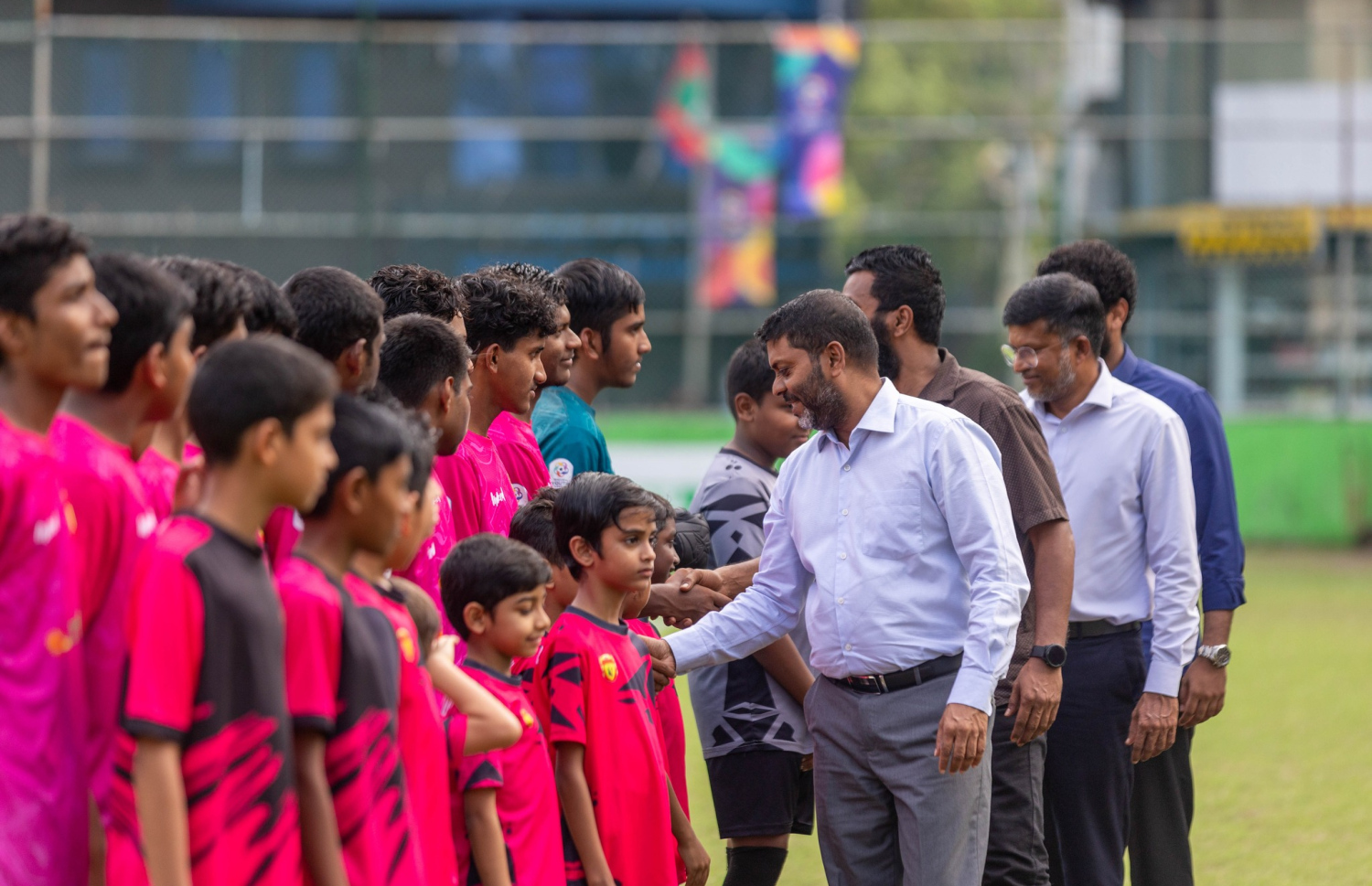 ސްޕޯޓްސް މިނިސްޓަރު އަބްދުﷲ ރާފިއު، ޑިވައިއެލްގެ މެޗެއް ޝަރަފުވެރިކޮށްދެއްވަނީ --- ފޮޓޯ: ޑީވައިއެލް