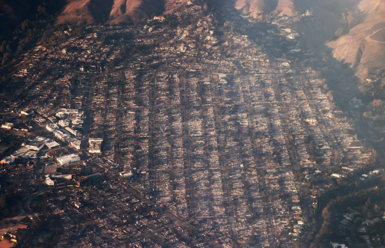 ލޮސް އެންޖެލިސްގެ އަލިފާނުގައި ނެއިބަހުޑެއް އެއްކޮށް އަނދާފައި. -- ފޮޓޯ: އޭއެފްޕީ