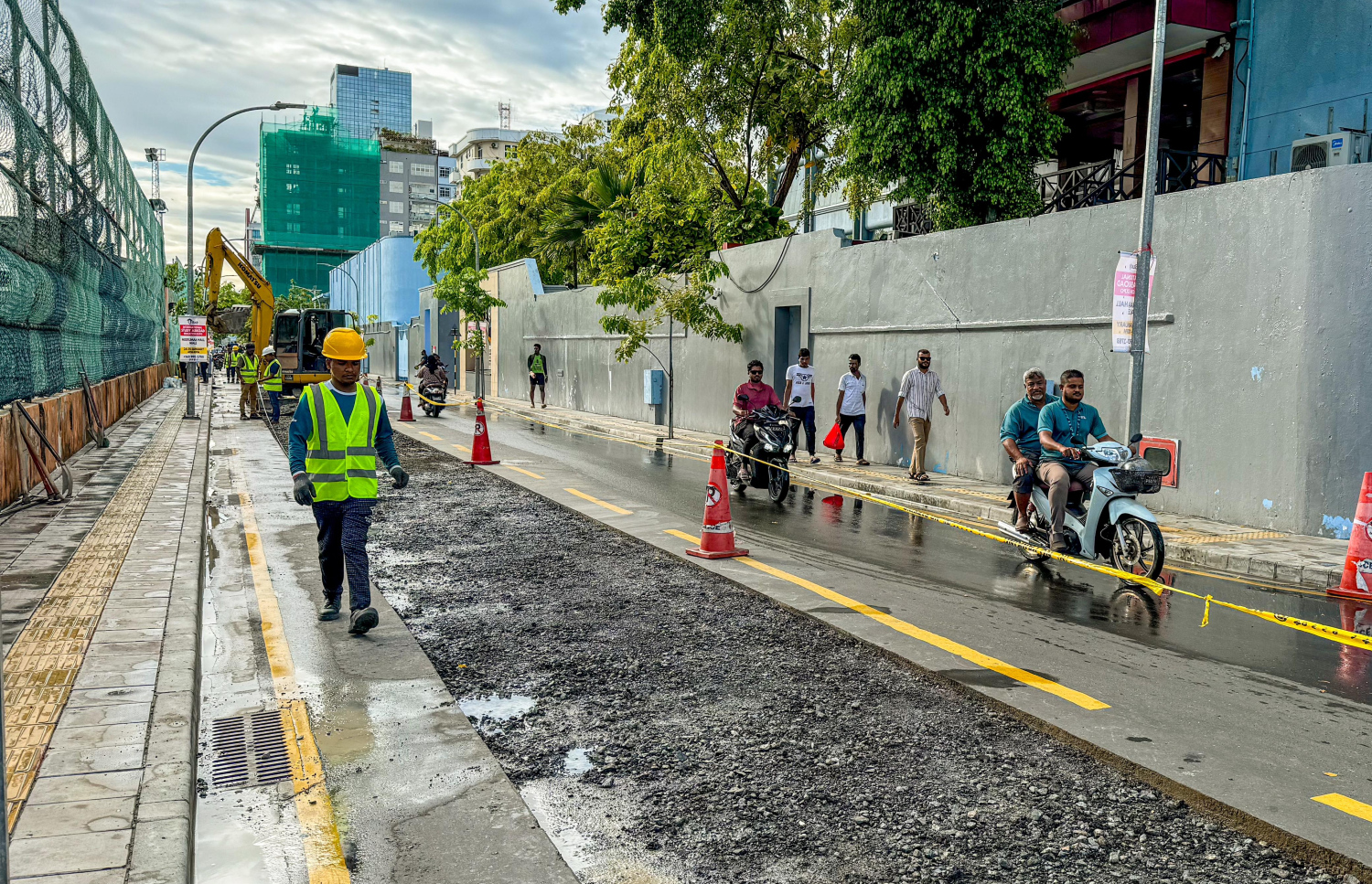 އަމީނީމަގުގެ ތާރުގަނޑުން ހަލާކުވެފައި ހުރި ތަންތަން މަރާމާތުކުރުމުގެ މަސައްކަތް ކުރަނީ.-- ފޮޓޯ: ނިޝާން އަލީ | މިހާރު
