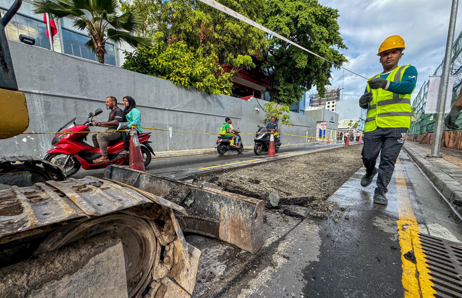 އަމީނީމަގުގެ ތާރުގަނޑުން ހަލާކުވެފައި ހުރި ތަންތަން މަރާމާތުކުރުމުގެ މަސައްކަތް ކުރަނީ.-- ފޮޓޯ: ނިޝާން އަލީ | މިހާރު