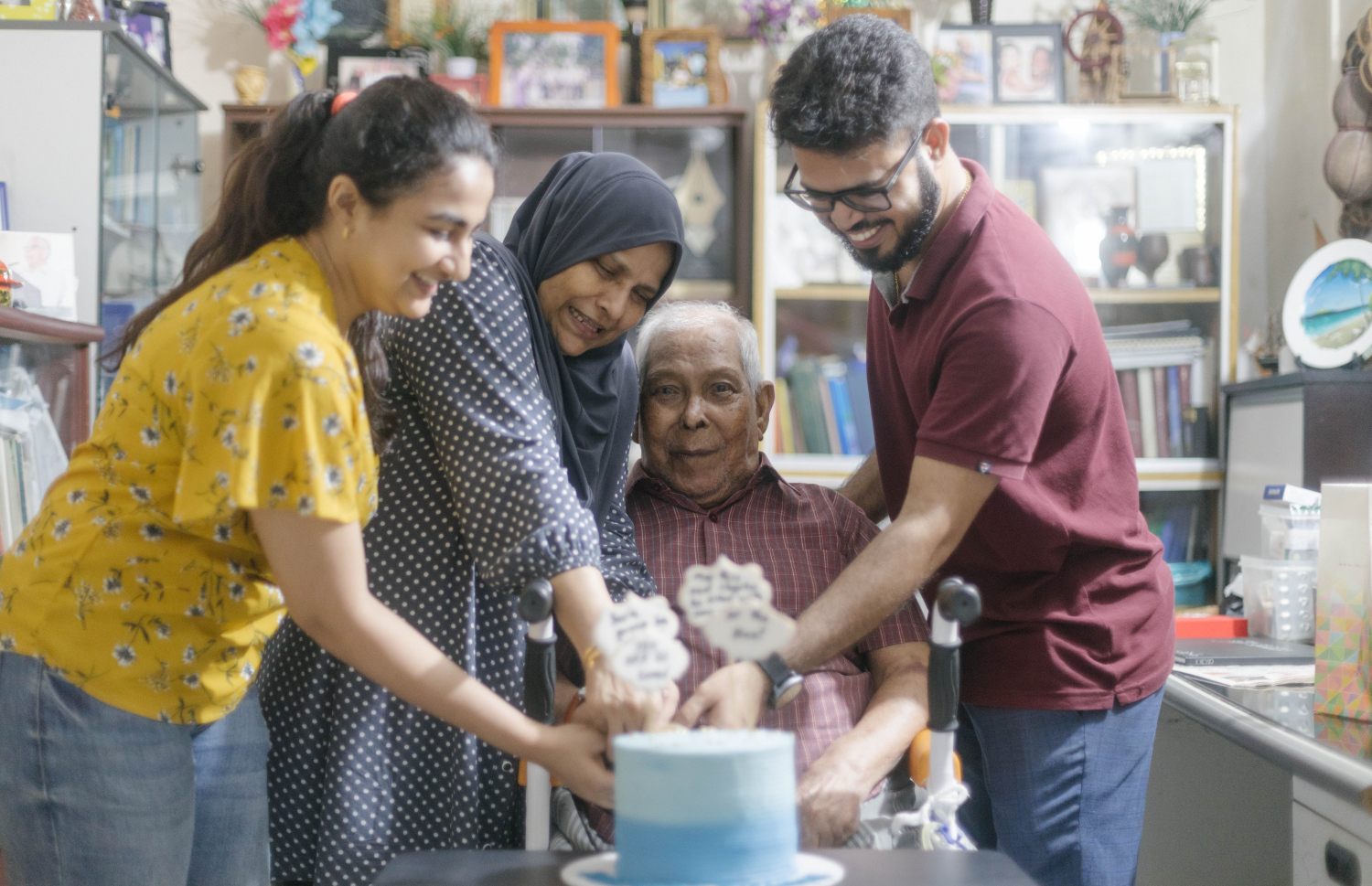 މިދިޔަ އޮކްޓޯބަރު މަހު ސޯދުބެގެ ފިޒިއޮތެރަޕިސްޓް ވިގްނެޝް (ކ) އާ އެކު ކޭކެއް ފަޅަނީ  -- ފޮޓޯ: ރައުފަތު ސޯދިގް