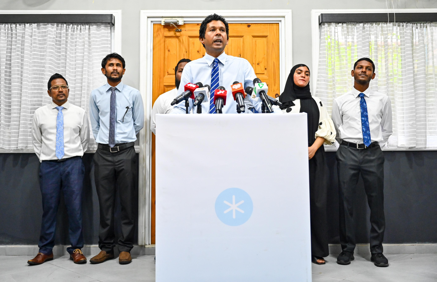 ޑިމޮކްރެޓްސް އިން މިއަދު ބޭއްވި ނޫސްވެރިންގެ ބައްދަލުވުން: ޕާޓީ ހުއްޓުމެއް ނެތި ކުރިޔަށް ދާނެ ކަމުގެ ޔަގީން ކަން ދެއްވި--ފޮޓޯ: ފަޔާޒް މޫސާ | މިހާރު