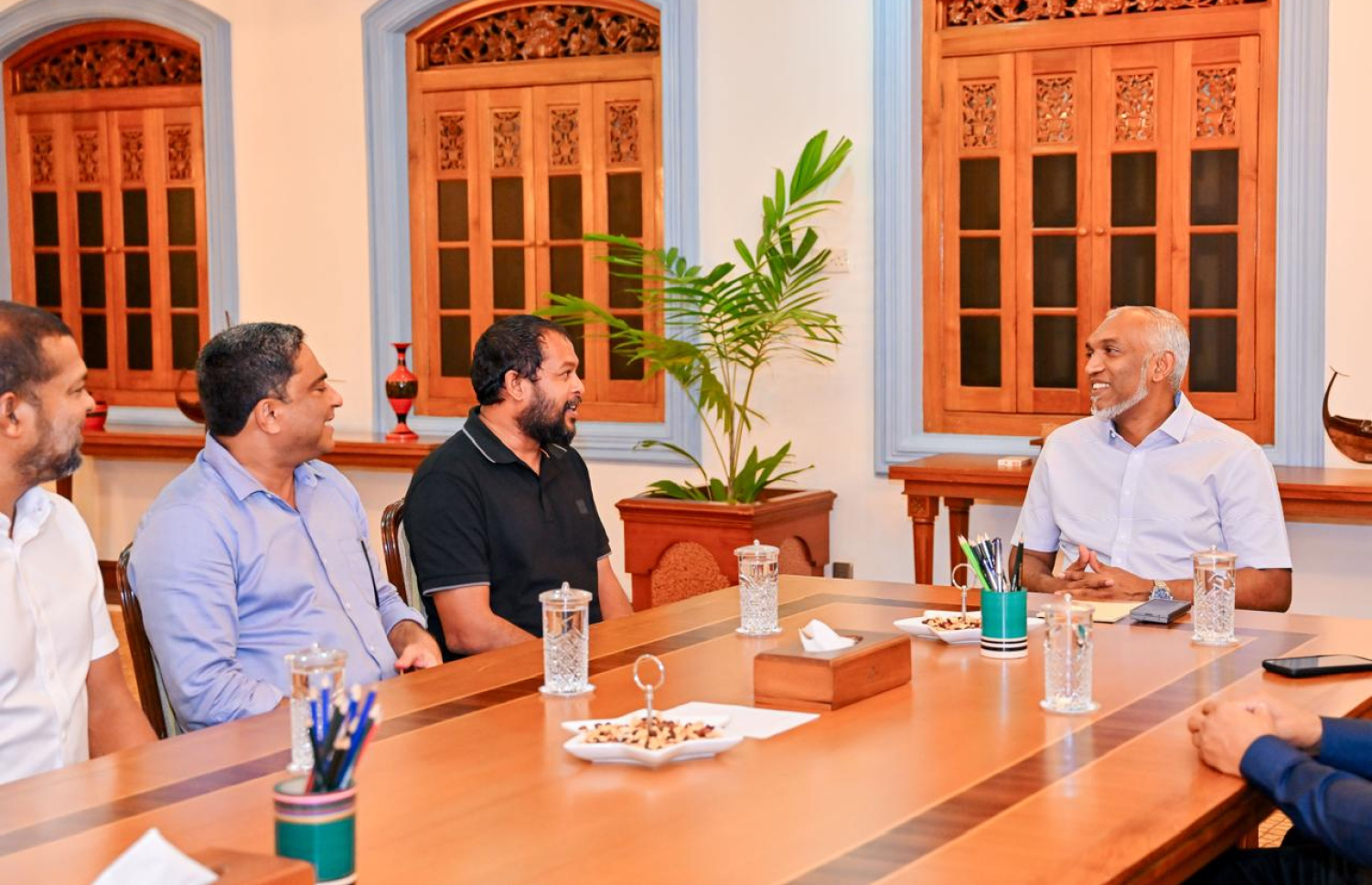އެމްޑީޕީގެ އެކްޓިވިސްޓް އަހުމަދު ރަޝީދު އެ ޕާޓީ ދޫކޮށް ޕީއެންސީއާ ގުޅުނު ފޯމު، ޕާޓީގެ ރައީސް، ރައީސް ޑރ. މުހައްމަދު މުއިއްޒުއާ ހަވާލު ކުރެއްވުމަށްފަހު ވާހަކަ ދައްކަވަނީ.-- ފޮޓޯ: ޕީއެންސީ