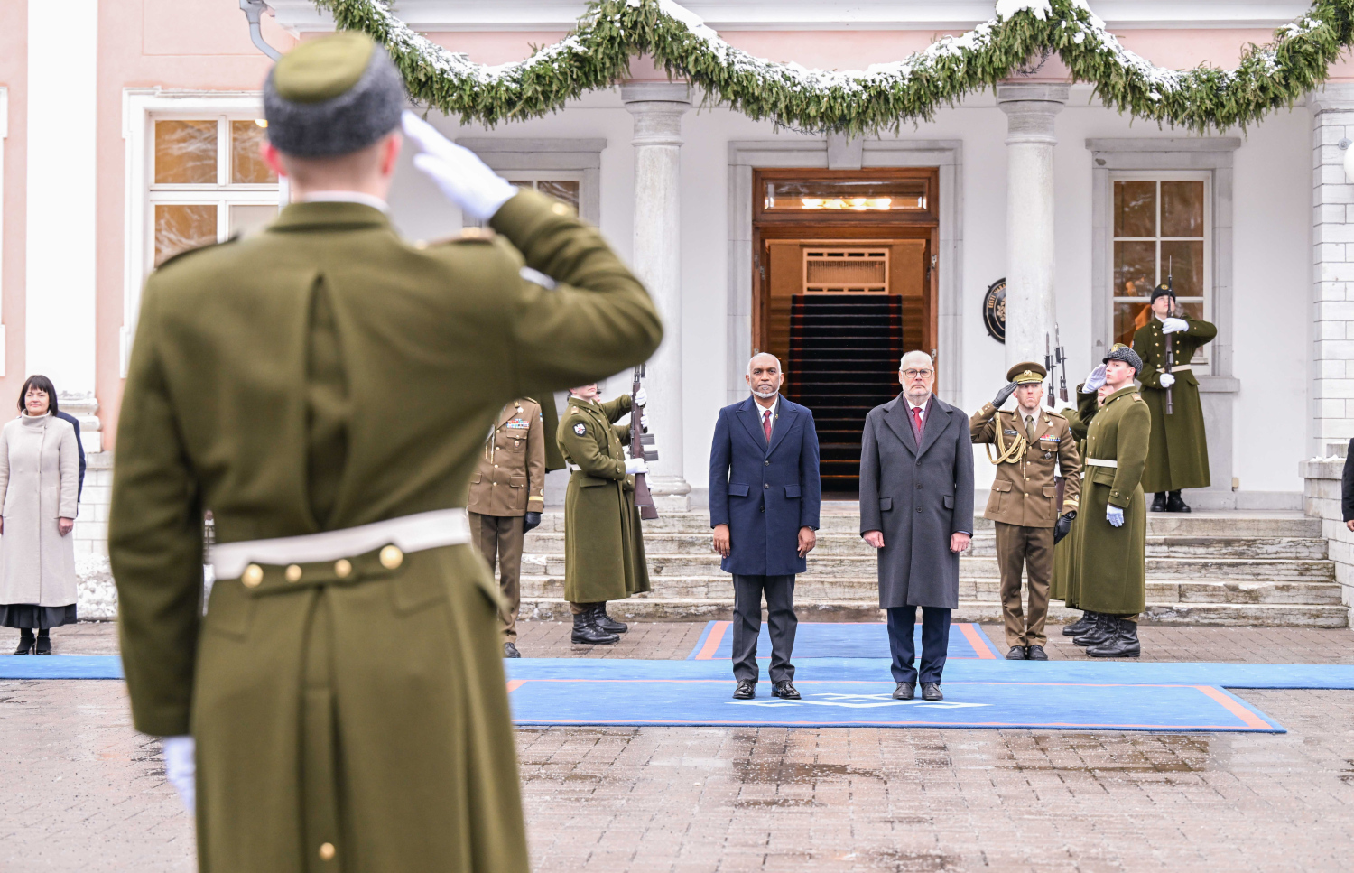 ރައީސް މުއިއްޒަށް އެސްޓޯނިއާގެ ރައީސް ޑރ. އަލާރް ކައިސް މިއަދު މަރުހަބާ ދެންނެވުމަށް ބޭއްވި ރަސްމިއްޔާތުގައި އެ ދެ ބޭފުޅުންގެ ޝަރަފުގައި އޮތް ޝަރަފްގެ ގާޑް، އިންސްޕެކްޓް ކުރައްވަނީ.---ފޮޓޯ؛ ރައީސް އޮފީސް