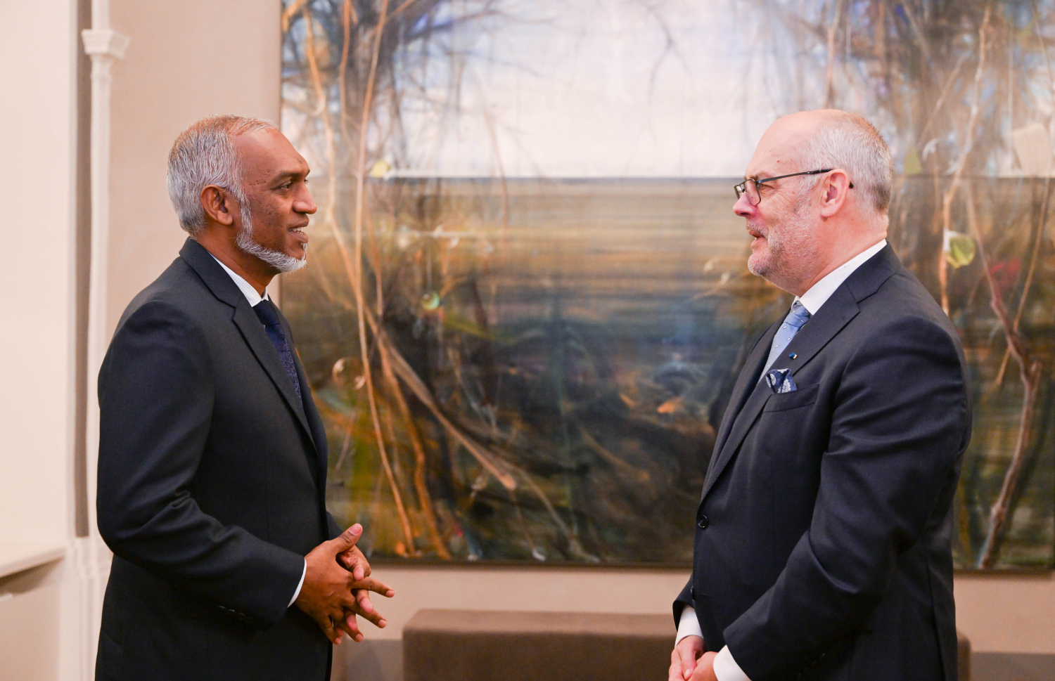 ރައީސް މުއިއްޒާއި އެސްޓޯނިއާގެ ރައީސް ކަރިސް އިއްޔެ ބައްދަލުކުރައްވަނީ.---ފޮޓޯ: ރައީސް އޮފީސް