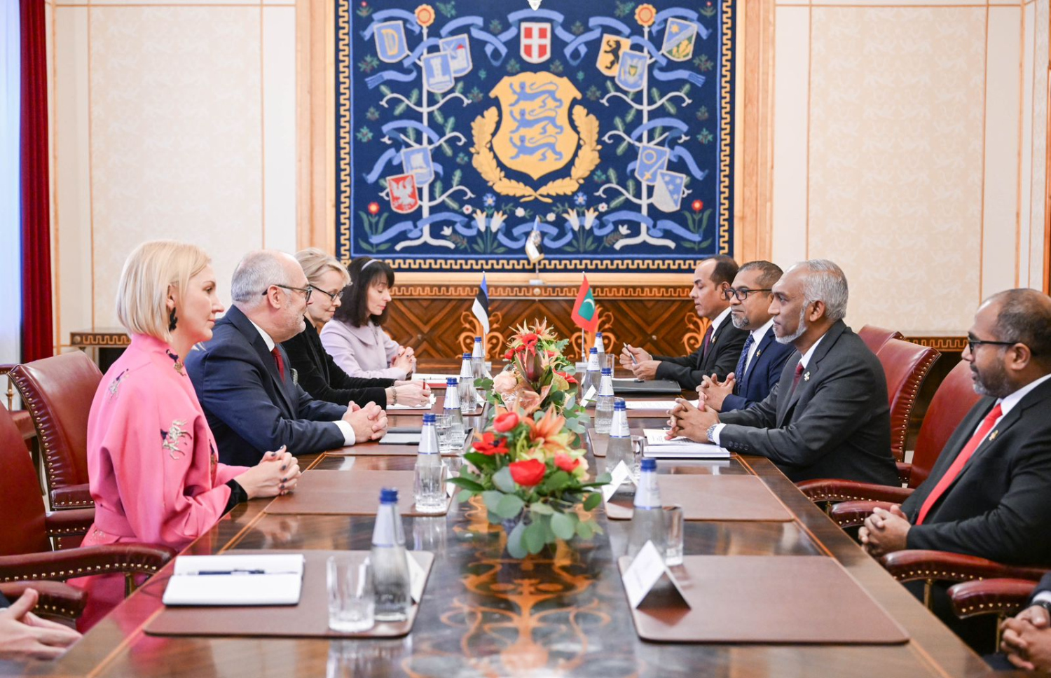 ރައީސް މުއިއްޒާއި އެސްޓޯނިއާގެ ރައީސް އަލާރް ކައިސް އިއްޔެ ބައްދަލުކުރައްވަނީ.-- ފޮޓޯ: ރައީސް އޮފީސް