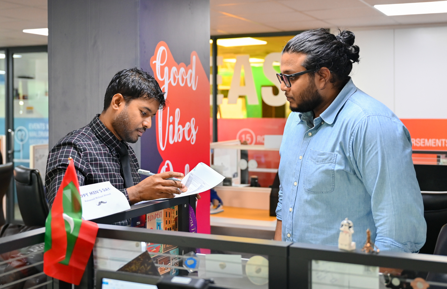 ޝިއުރީ އެމްއެމްޕީއާރްސީގެ މުވައްޒަފަކާ އެކު: އަންނަ އަހަރު 180 މާކެޓިން ހަރަކާތް ހިންގުމަށް ވަނީ ޕްލޭން ކޮށްފައި -- ފޮޓޯ: ނިޝާން އަލީ / މިހާރު