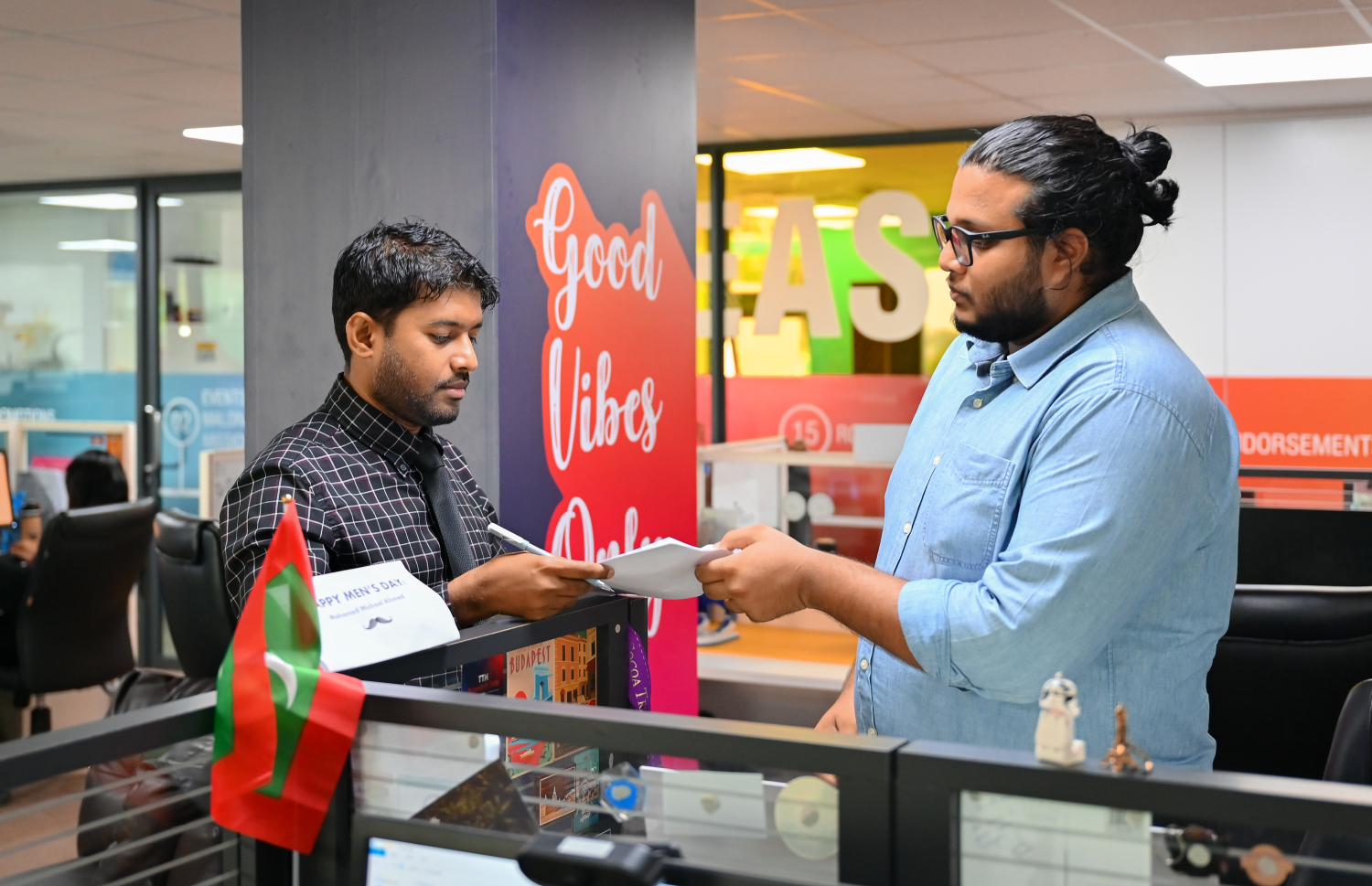 އެމްއެމްޕީއާރްސީގެ މެނޭޖިން ޑިރެކްޓަރު އިބްރާހިމް ޝިއުރީ އޮފީހުގެ މަސައްކަތުގައި. -- ފޮޓޯ: ނިޝާން އަލީ / މިހާރު