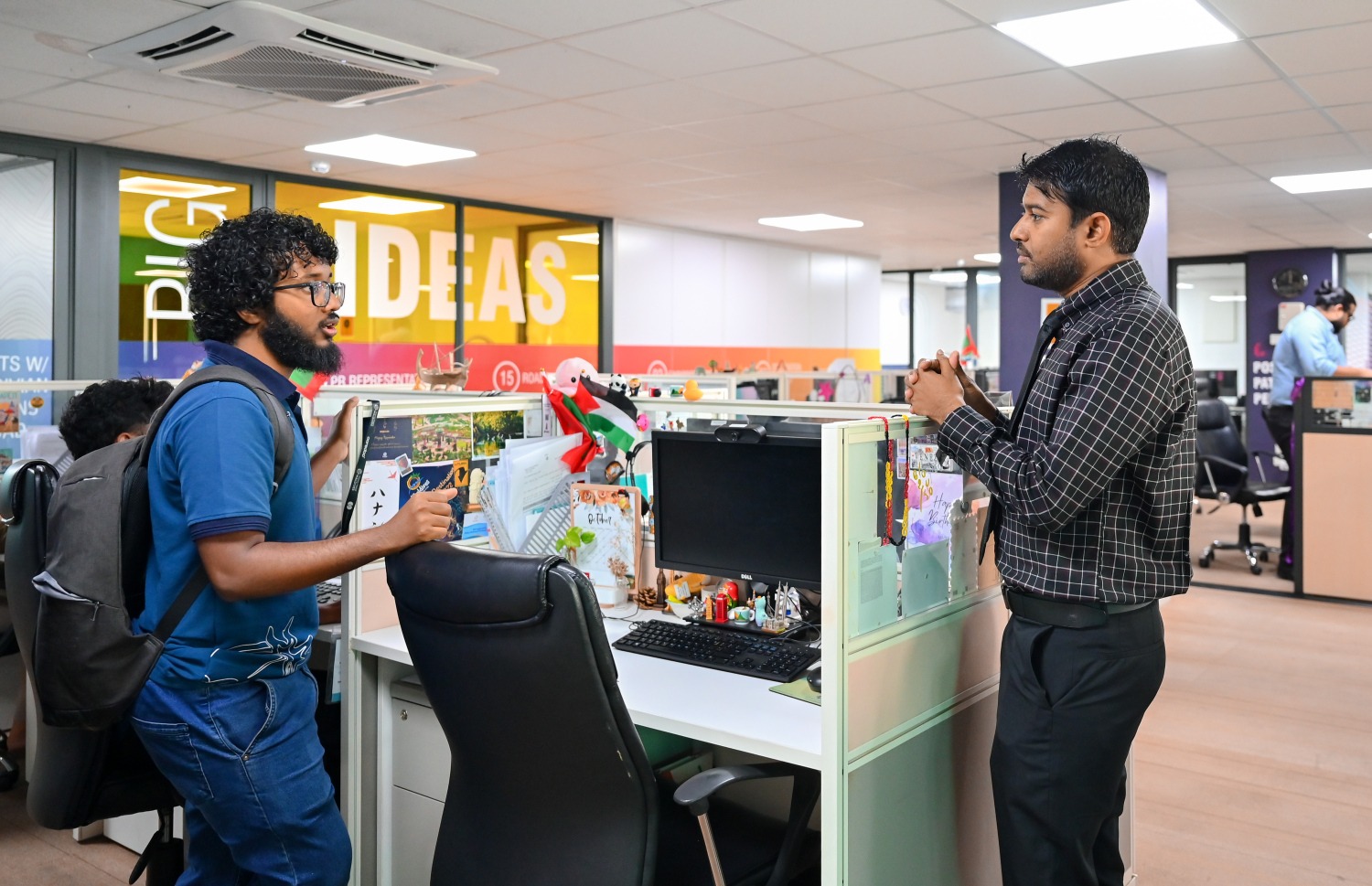 ޝިއުރީ އެމްއެމްޕީއާރްސީގެ މުވައްޒަފަކާ ވާހަކަ ދައްކަވަނީ. އޭނާ ވިދާޅުވީ، އިންޑިއާ މާކެޓު ޕްރޮމޯޓު ކުރަން މިއަހަރުގެ ކޮންމެ މަހަކު ވެސް ހަރަކާތްތައް ބާއްވާނެ ކަމަށް -- ފޮޓޯ: ނިޝާން އަލީ / މިހާރު