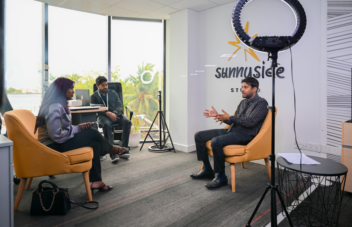 ޝިއުރީ މިދިޔަ އަންގާރަ ދުވަހު "މިހާރު" އަށް އިންޓަވިއު ދެއްވަނީ.---ފޮޓޯ: ނިޝާން އަލީ| މިހާރު