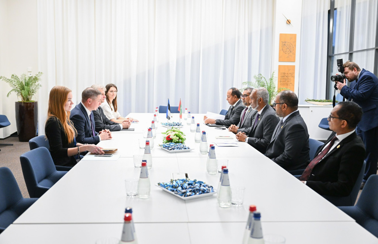 އެސްޓޯނިއާގެ ޖަސްޓިސް އެންޑް ޑިޖިޓަލް އެފެއާޒް މިނިސްޓްރީގެ ސެކްރެޓަރީ ޖެނަރަލް، ރައީސް ޑރ. މުހައްމަދު މުއިއްޒާ ބައްދަލުކުރައްވާ މަޝްވަރާ ކުރައްވަނީ.