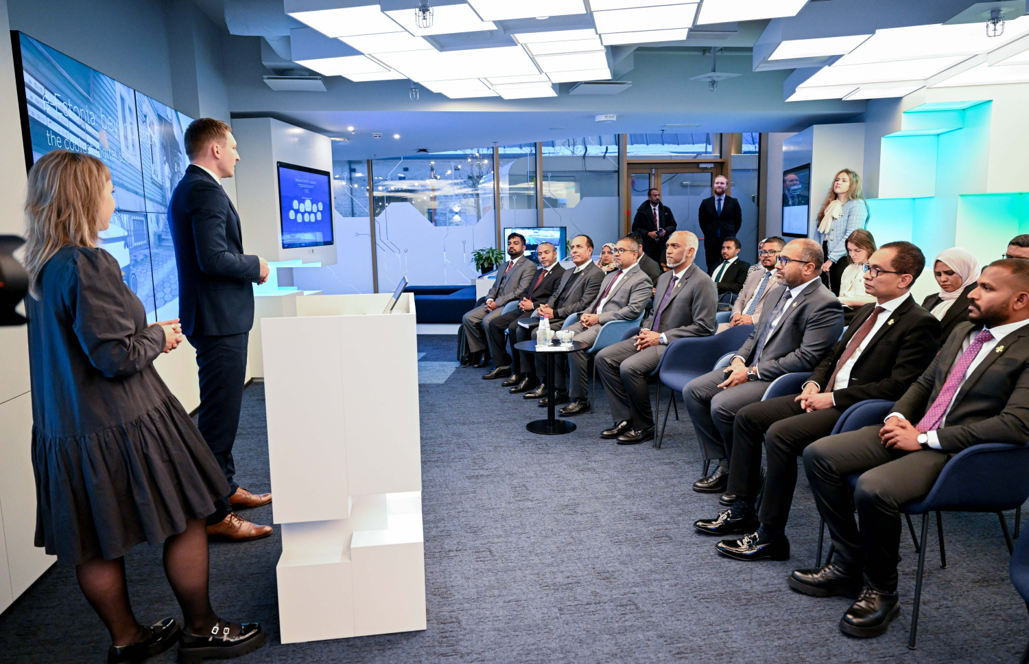 ރައީސް އެސްޓޯނިއާ އަށް މިހާރު ކުރައްވަމުން ގެންދަވާ ރަސްމީ ދަތުރުފުޅުގައި އީ-އެސްޓޯނިއާގެ ބްރީފިން ސެންޓަރުން ދިން ޕްރެޒެންޓޭޝަން ބައްލަވަނީ.--- ފޮޓޯ: ރައީސް އޮފީސް