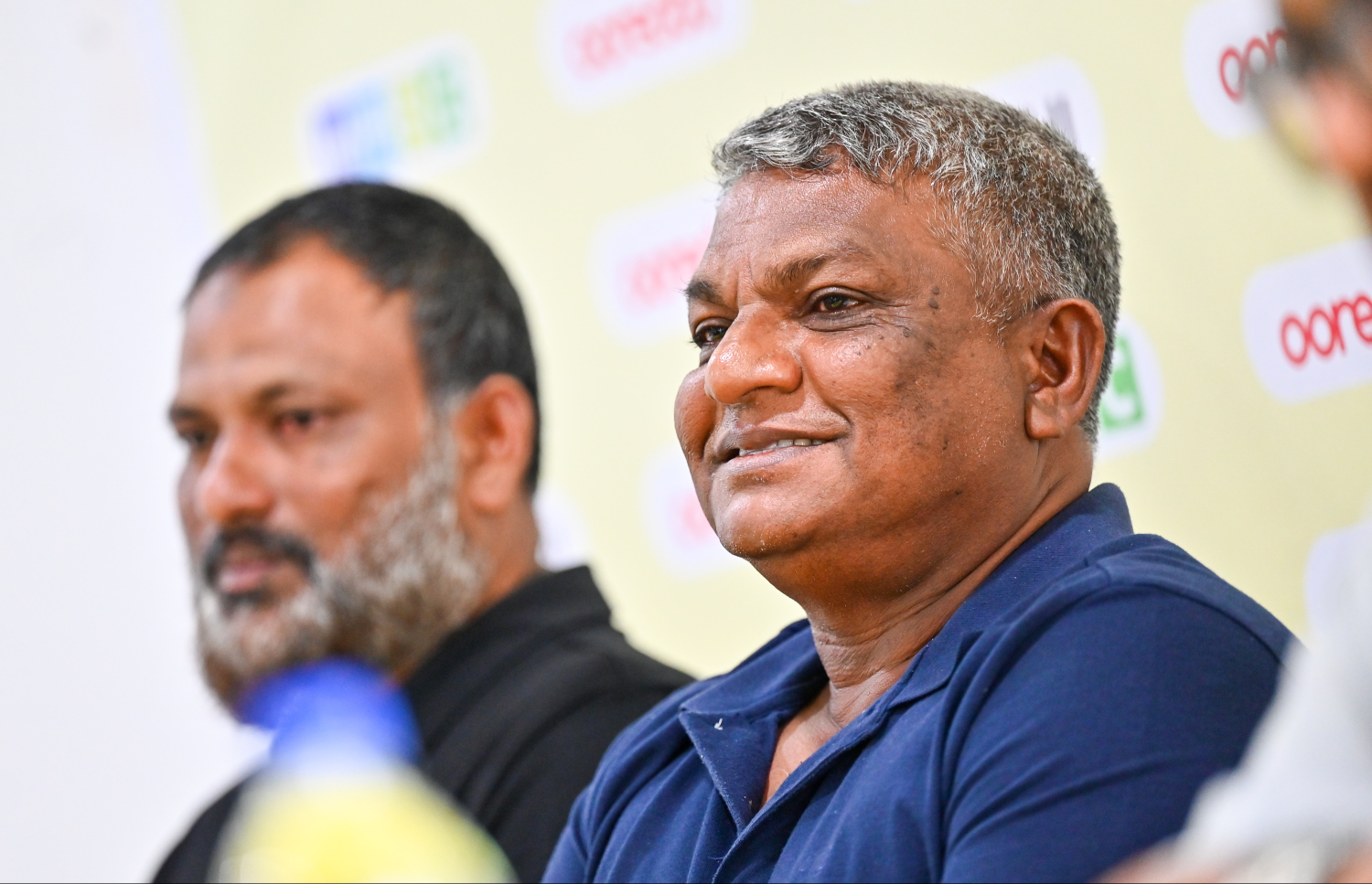 މާޒިޔާގެ ޗެއާމަން އަހުމަދު ސާޖިދު (ކ) އާއި ސީނިއާ އޮފިޝަލް އަބްދުލްވައްހާބް ނޫސްވެރިންގެ ބައްދަލުވުމެއްގައި: އޭރު އަހުމަދަކީ ޓީމުގެ އެސިސްޓަންޓް މެނޭޖަރު، އަދި ވައްހާބަކީ ފޯވާޑެއް.
