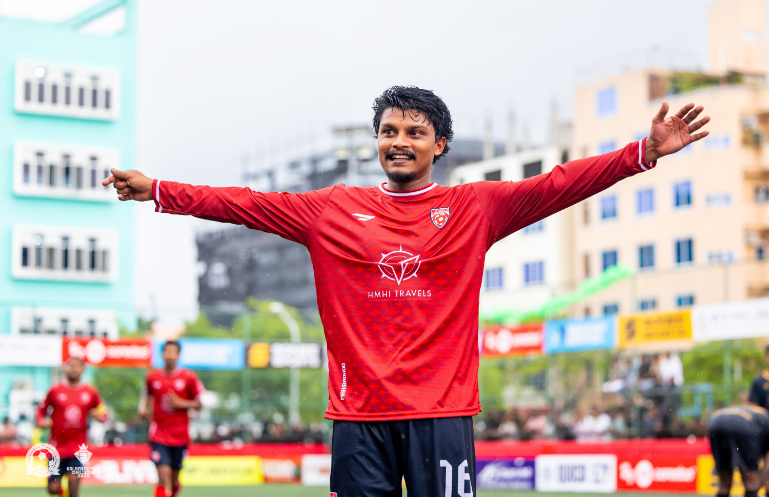 މަހިބަދޫގެ އާދަމް ފަހުމާން، ގޯލެއް ޖެހުމަށް ފަހު.-- ފޮޓޯ: އިމޭޖަސް އެމްވީ