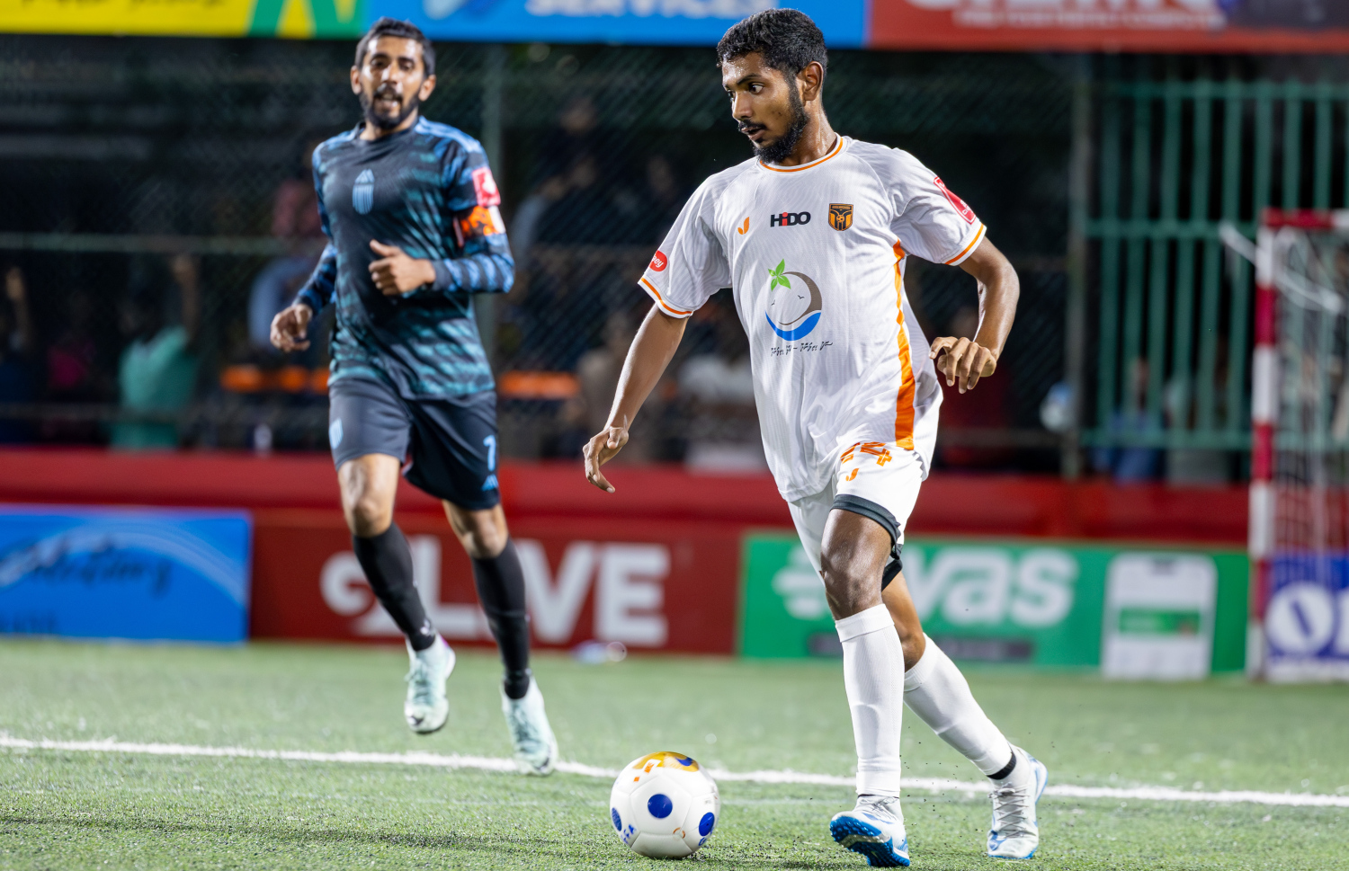 ހިރިލަންދޫ އާއި ބުރުނި ބައްދަލުކުރި މެޗުގެ ތެރެއިން.-- ފޮޓޯ: އިމޭޖަސް އެމްވީ