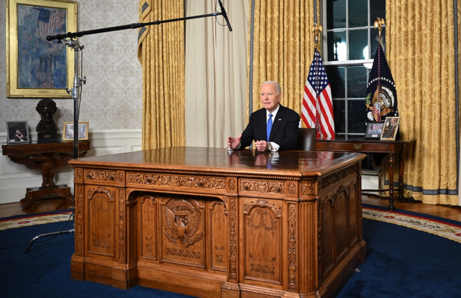 އެމެރިކާ ރައީސް ޖޯ ބައިޑެން އޯވަލް އޮފީހުގައި ވަދާއީ ތަގުރީރު ދެއްވަނީ. -- ފޮޓޯ: އޭއެފްޕީ