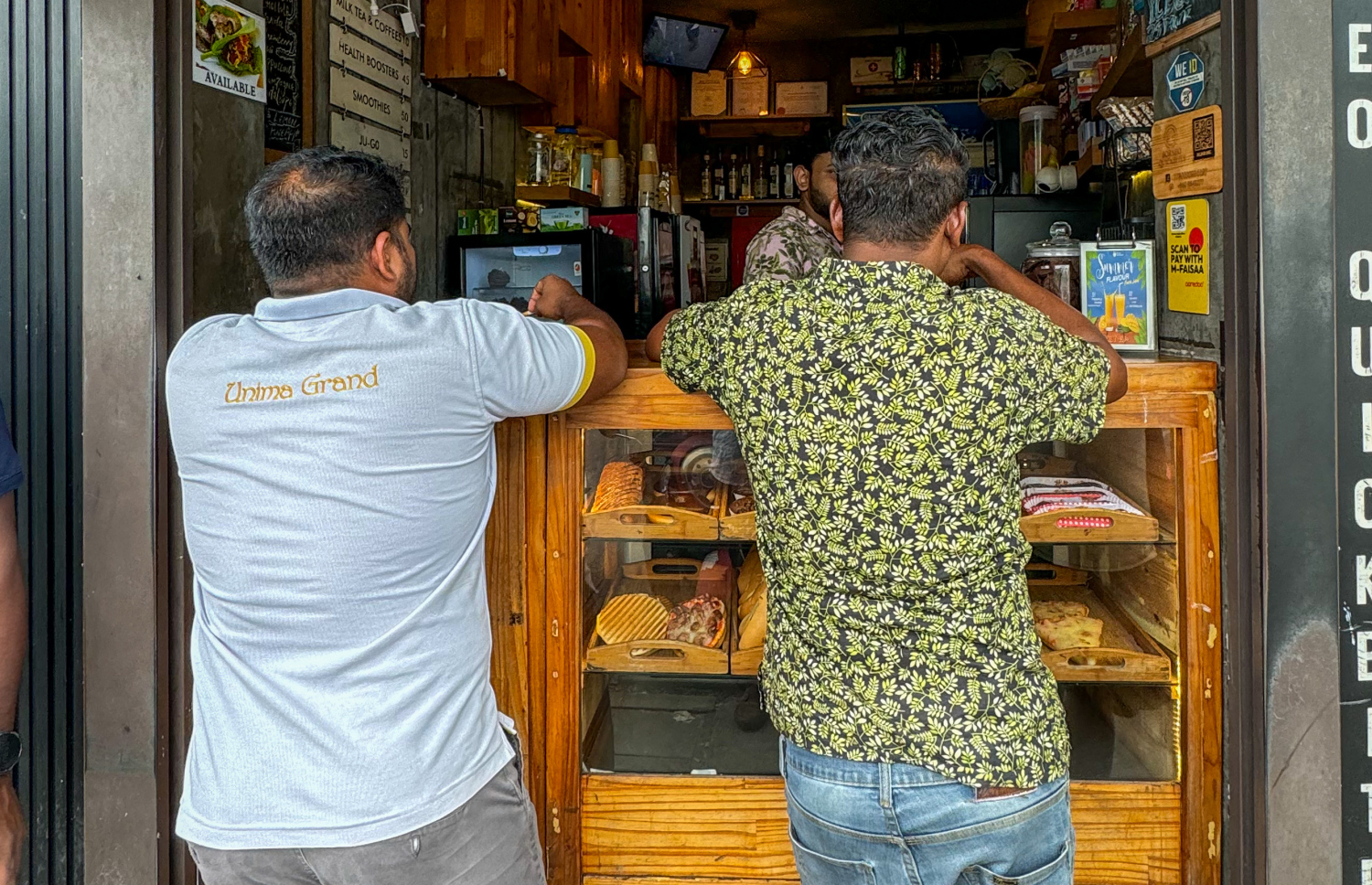 ޓޭކްއަވޭއެއް ދޮށުގައި މީހުން ކާއެއްޗެހި ގަންނަނީ -- ފޮޓޯ:ނިޝާން އަލީ/މިހާރު