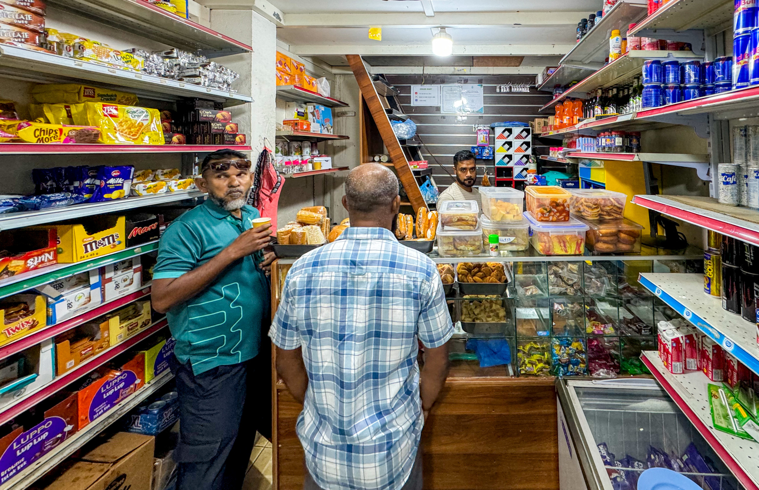 ހެނދުނު މާލޭގެ ފިހާރައެއްގައި މީހުން ހެދި ގަނެގެން ސައި ބޮނީ. -- ފޮޓޯ: ނިޝާން އަލީ/ މިހާރު