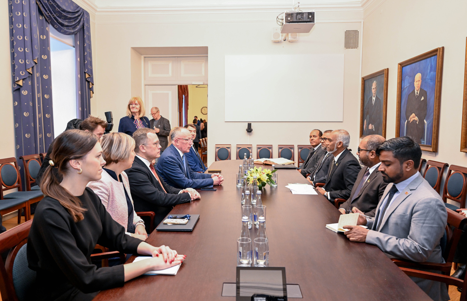 ރައީސް އެސްޓޯނިއާ އަށް މިހާރު ކުރައްވަމުން ގެންދަވާ ރަސްމީ ދަތުރުފުޅުގައި ރައީސް، އެސްޓޯނިއާގެ ޓާރްޓޫ ޔުނިވަރސިޓީގެ އޮފިޝަލުންނާ ބައްދަލު ކުރެއްވުން.-- ފޮޓޯ: ރައީސް އޮފީސް