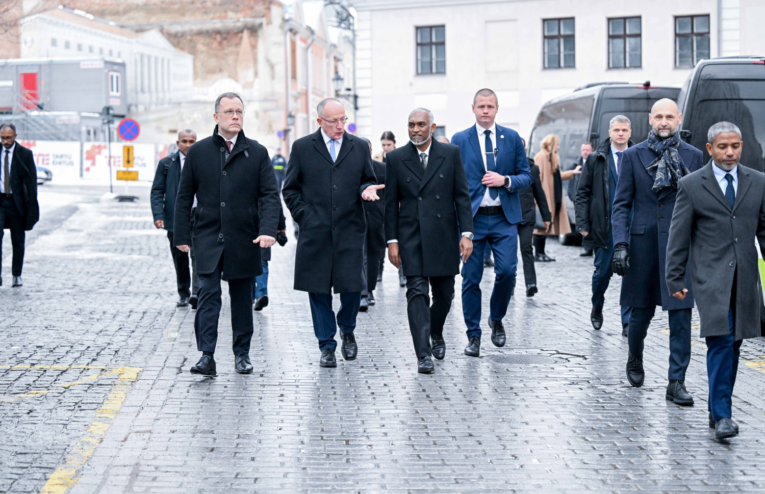 ރައީސް އެސްޓޯނިއާ އަށް މިހާރު ކުރައްވަމުން ގެންދަވާ ރަސްމީ ދަތުރުފުޅުގައި ރައީސް، އެސްޓޯނިއާގެ ޓާރްޓޫ ޓައުން ހޯލް ސްކޮޔާއަށް ޒިޔާރަތް ކުރެއްވުން .-- ފޮޓޯ: ރައީސް އޮފީސް