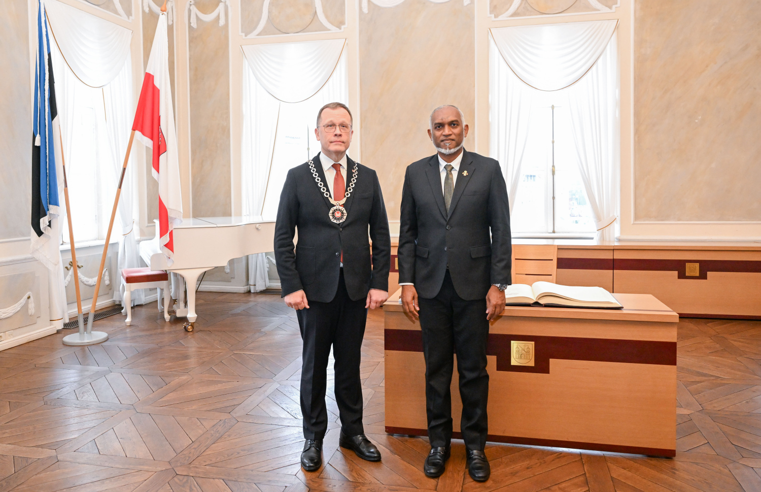 ރައީސް އެސްޓޯނިއާ އަށް މިހާރު ކުރައްވަމުން ގެންދަވާ ރަސްމީ ދަތުރުފުޅުގައި ރައީސް، އެސްޓޯނިއާގެ ޓާރްޓޫ ޓައުން ހޯލް ސްކޮޔާއަށް ޒިޔާރަތް ކުރެއްވުން .-- ފޮޓޯ: ރައީސް އޮފީސް