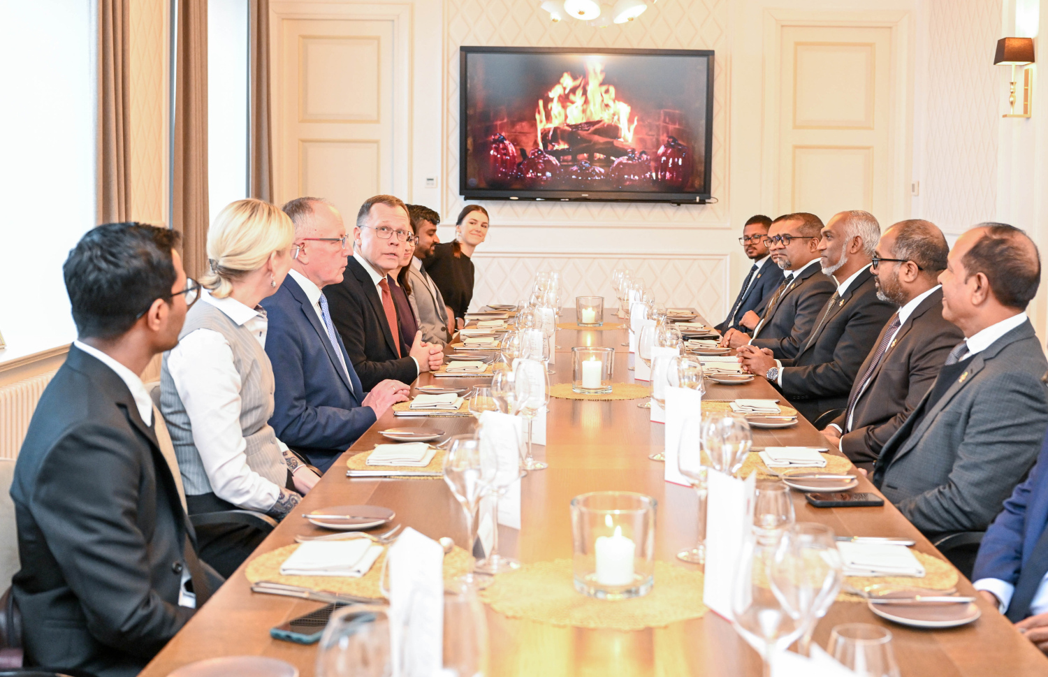 ރައީސް އެސްޓޯނިއާ އަށް މިހާރު ކުރައްވަމުން ގެންދަވާ ރަސްމީ ދަތުރުފުޅުގައި އެސްޓޯނިއާގެ ޓާރްޓޫ ސިޓީގެ މޭޔަރު ދެއްވި މެންދުރުގެ ފަރިއްކޮޅުގައި ރައީސް ބައިވެރިވެވަޑައިގަތުން .-- ފޮޓޯ: ރައީސް އޮފީސް