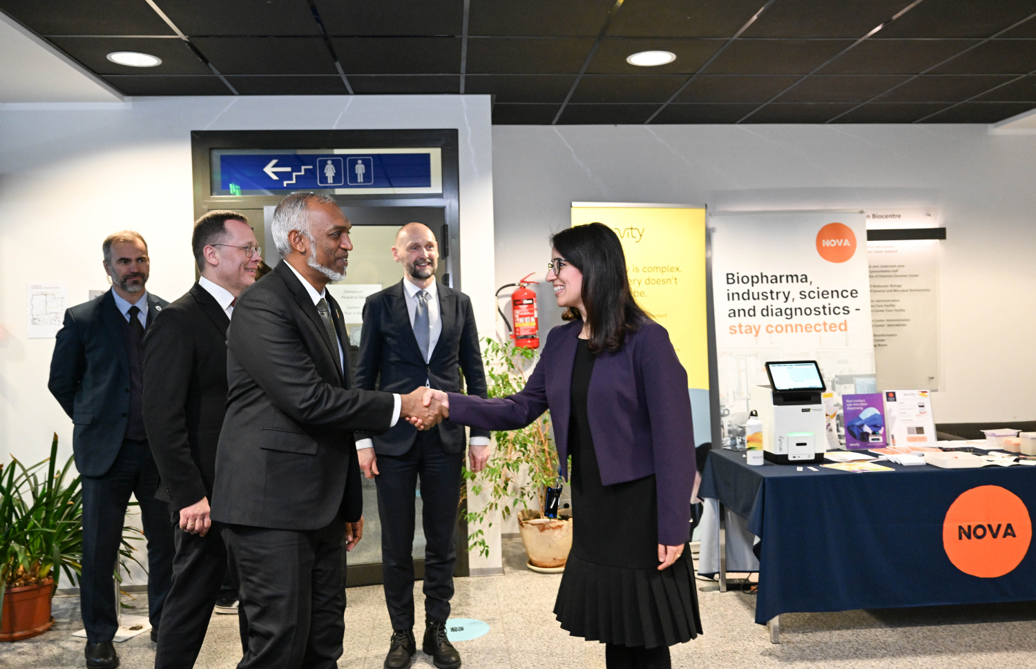 ރައީސް އެސްޓޯނިއާ އަށް މިހާރު ކުރައްވަމުން ގެންދަވާ ރަސްމީ ދަތުރުފުޅުގައި އެސްޓޯނިއާގެ ބަޔޯބޭންކަށް ޒިޔާރަތް ކުރެއްވުން .-- ފޮޓޯ: ރައީސް އޮފީސް