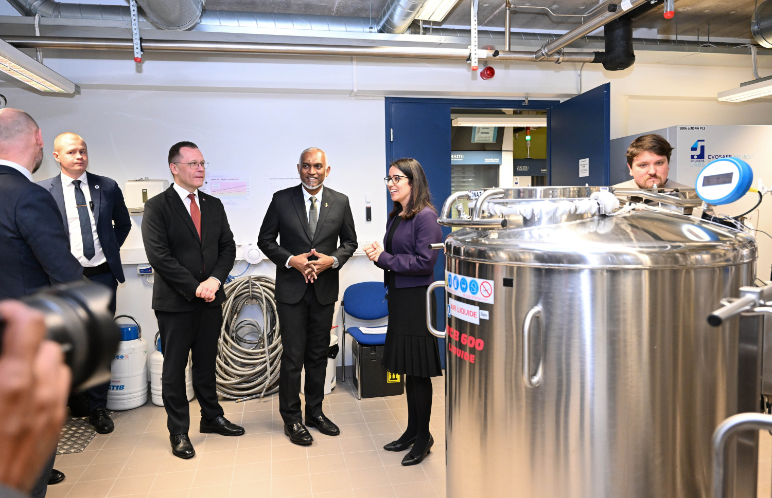 ރައީސް އެސްޓޯނިއާ އަށް މިހާރު ކުރައްވަމުން ގެންދަވާ ރަސްމީ ދަތުރުފުޅުގައި އެސްޓޯނިއާގެ ބަޔޯބޭންކަށް ޒިޔާރަތް ކުރެއްވުން .-- ފޮޓޯ: ރައީސް އޮފީސް