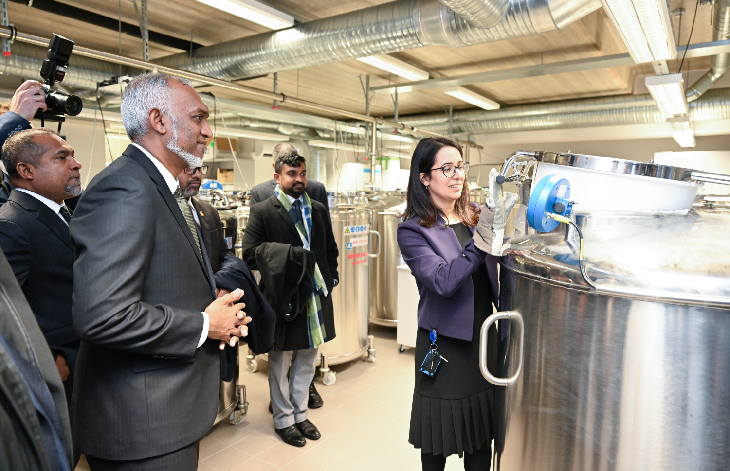 ރައީސް އެސްޓޯނިއާ އަށް މިހާރު ކުރައްވަމުން ގެންދަވާ ރަސްމީ ދަތުރުފުޅުގައި އެސްޓޯނިއާގެ ބަޔޯބޭންކަށް ޒިޔާރަތް ކުރެއްވުން .-- ފޮޓޯ: ރައީސް އޮފީސް