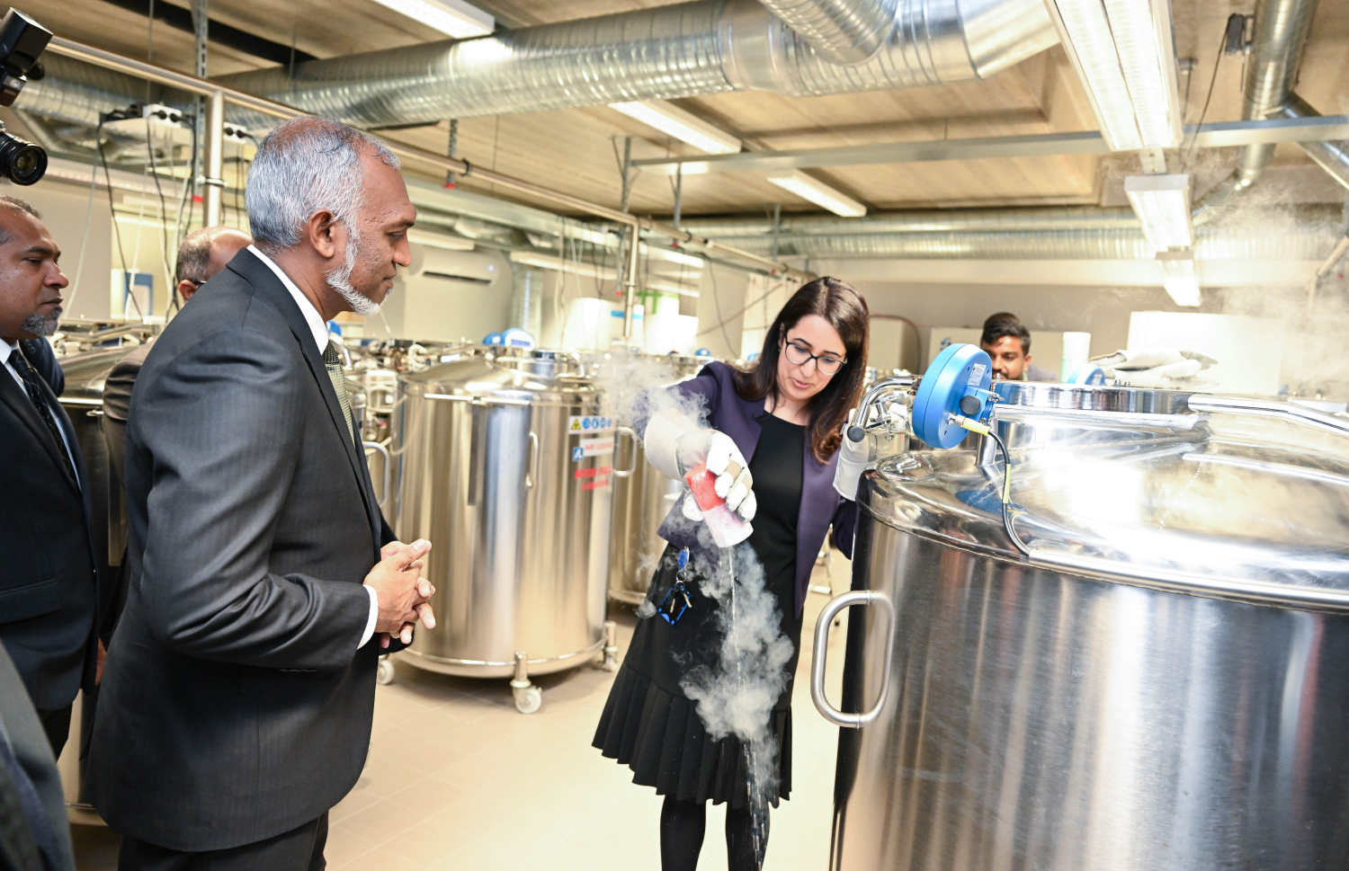 ރައީސް އެސްޓޯނިއާ އަށް މިހާރު ކުރައްވަމުން ގެންދަވާ ރަސްމީ ދަތުރުފުޅުގައި އެސްޓޯނިއާގެ ބަޔޯބޭންކަށް ޒިޔާރަތް ކުރެއްވުން .-- ފޮޓޯ: ރައީސް އޮފީސް