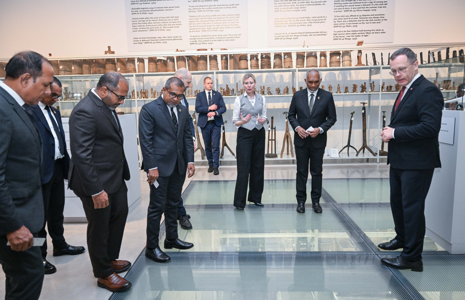 ރައީސް އެސްޓޯނިއާ އަށް މިހާރު ކުރައްވަމުން ގެންދަވާ ރަސްމީ ދަތުރުފުޅުގައި އެސްޓޯނިއާގެ ނޭޝަނަލް މިއުޒިއަމްއަށް ޒިޔާރަތް ކުރެއްވުން.-- ފޮޓޯ: ރައީސް އޮފީސް