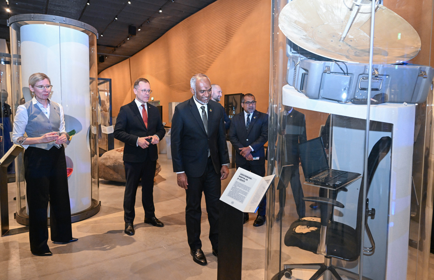 ރައީސް އެސްޓޯނިއާ އަށް މިހާރު ކުރައްވަމުން ގެންދަވާ ރަސްމީ ދަތުރުފުޅުގައި އެސްޓޯނިއާގެ ނޭޝަނަލް މިއުޒިއަމްއަށް ޒިޔާރަތް ކުރެއްވުން.-- ފޮޓޯ: ރައީސް އޮފީސް