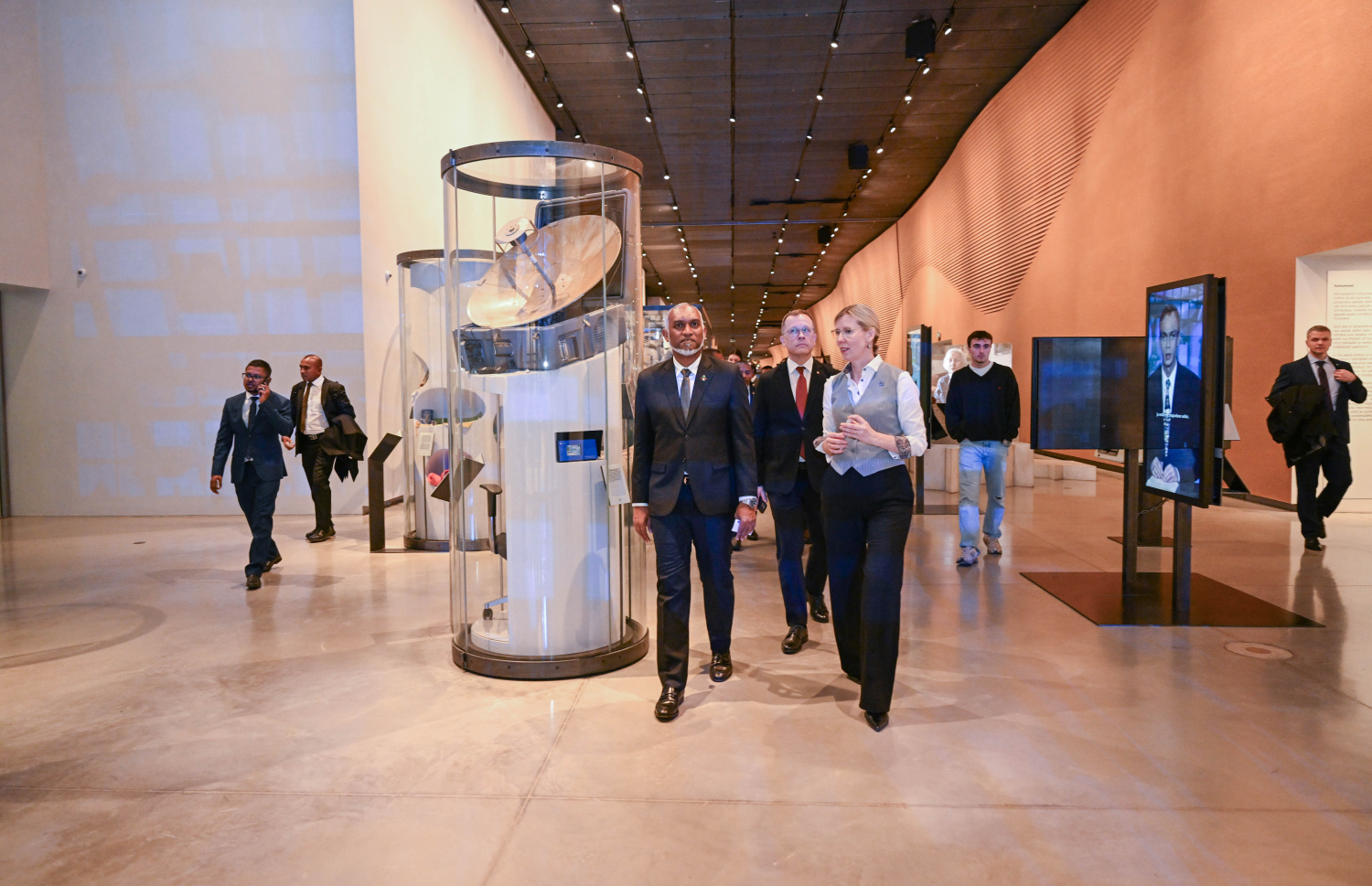 ރައީސް އެސްޓޯނިއާ އަށް މިހާރު ކުރައްވަމުން ގެންދަވާ ރަސްމީ ދަތުރުފުޅުގައި އެސްޓޯނިއާގެ ނޭޝަނަލް މިއުޒިއަމްއަށް ޒިޔާރަތް ކުރެއްވުން.-- ފޮޓޯ: ރައީސް އޮފީސް