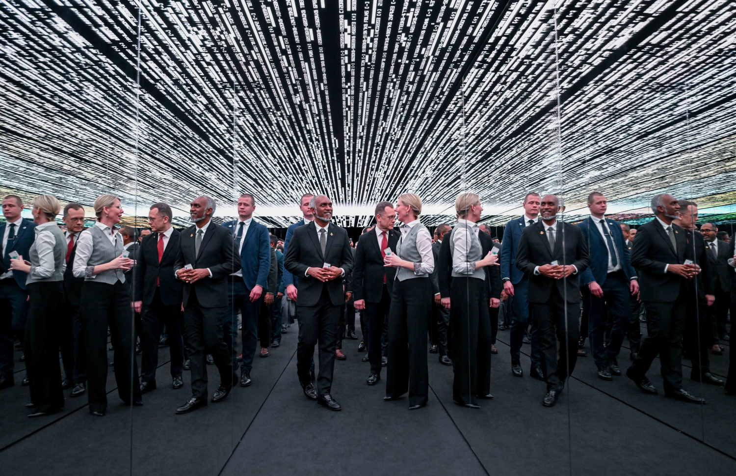 ރައީސް އެސްޓޯނިއާ އަށް މިހާރު ކުރައްވަމުން ގެންދަވާ ރަސްމީ ދަތުރުފުޅުގައި އެސްޓޯނިއާގެ ނޭޝަނަލް މިއުޒިއަމްއަށް ޒިޔާރަތް ކުރެއްވުން.-- ފޮޓޯ: ރައީސް އޮފީސް