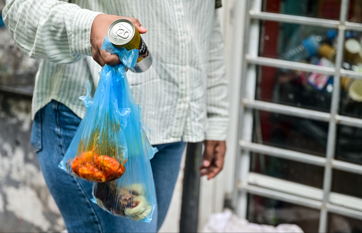 ފިހާރައަކުން ހެދިކާ ގަނެގެން ދަނީ.-- ފޮޓޯ:ފަޔާޒް މޫސާ/މިހާރު