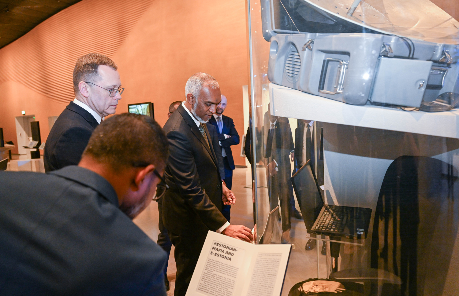 ރައީސް މުއިއްޒުގެ އެސްޓޯނިއާ ދަތުރުފުޅުގައި، އެ ގައުމުގެ މިއުޒިއަމަށް ޒިޔާރަތް ކުރައްވައި މައުލޫމާތު އޮޅުން ފިލުއްވަނީ.---ފޮޓޯ: ރައީސް އޮފީސް