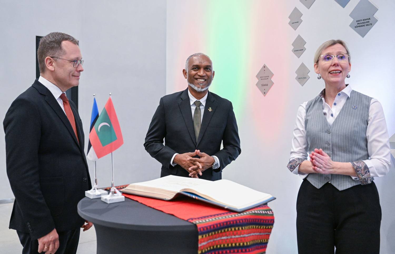 ރައީސް މުއިއްޒުގެ އެސްޓޯނިއާ ދަތުރުފުޅުގައި، އެ ގައުމުގެ މިއުޒިއަމަށް ޒިޔާރަތް ކުރައްވައި މައުލޫމާތު އޮޅުން ފިލުއްވަނީ.---ފޮޓޯ: ރައީސް އޮފީސް