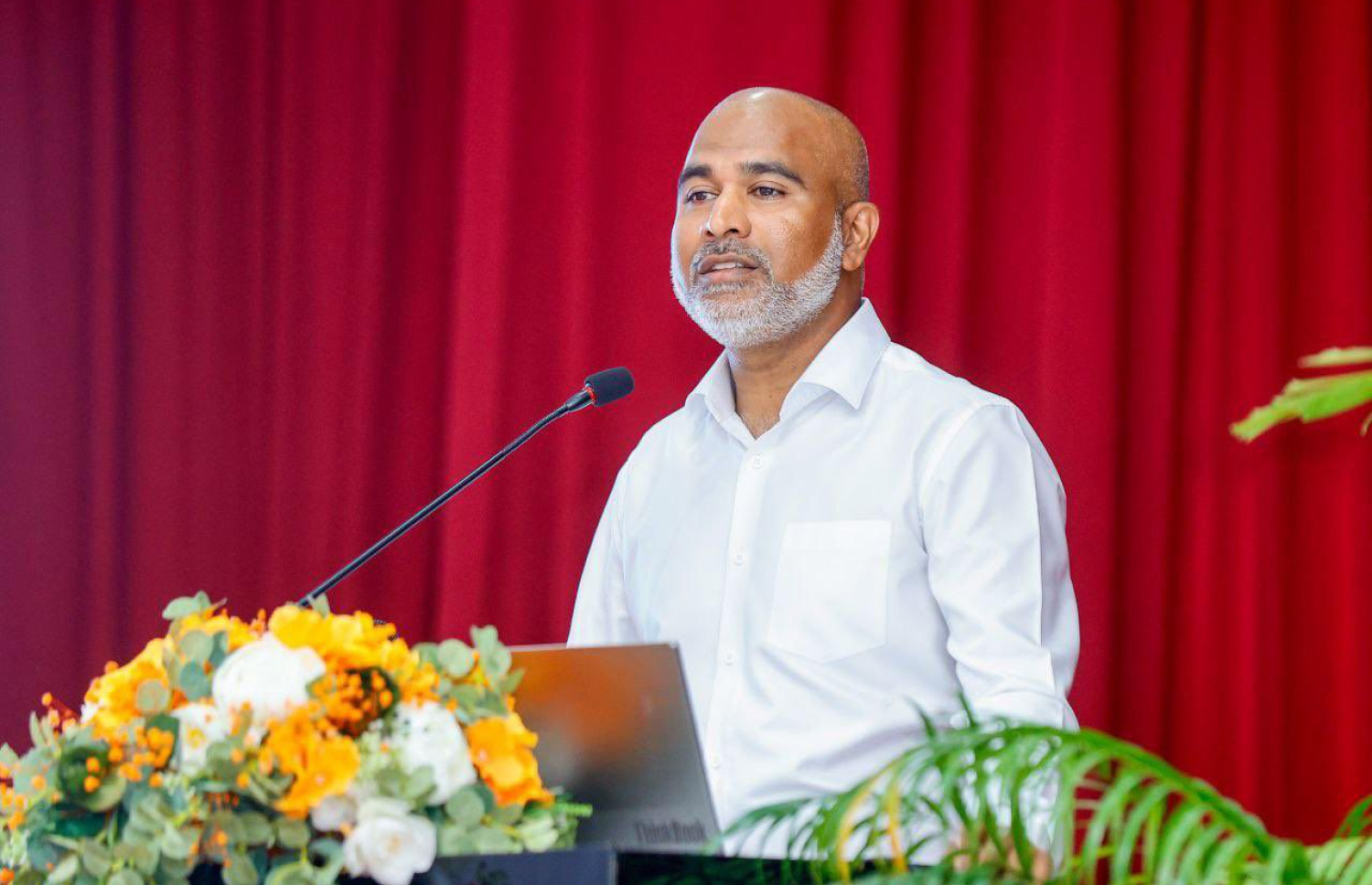 ސްކޫލްތަކުގައި އިތުރު ހަރަކާތްތައް އިންތިޒާމު ކުރާނެ ގޮތާ ގުޅޭގޮތުން މަޝްވަރާ ކުރުމަށް ތައުލީމީ ދާއިރާގެ މީހުންނާއި އަމިއްލަ ޖަމިއްޔާ އަދި ޖަމާއަތްތަކާ އެކު މިއަދު ފެށި ބައްދަލުވުމުގައި އެޑިޔުކޭޝަން މިނިސްޓަރު ޑރ. އިސްމާއިލް ޝަފީއު ވާހަކަ ދައްކަވަނީ.-- ފޮޓޯ: ޕީއެސްއެމް