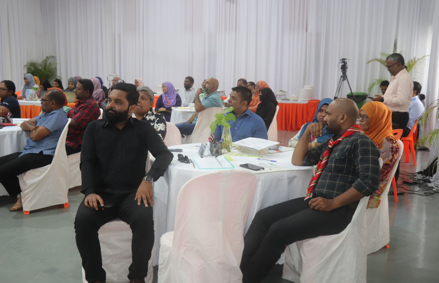 ސްކޫލްތަކުގައި އިތުރު ހަރަކާތްތައް އިންތިޒާމު ކުރާނެ ގޮތާ ގުޅޭގޮތުން މަޝްވަރާ ކުރުމަށް ތައުލީމީ ދާއިރާގެ މީހުންނާއި އަމިއްލަ ޖަމިއްޔާ އަދި ޖަމާއަތްތަކާ އެކު މިއަދު ފެށި ބައްދަލުވުން.-- ފޮޓޯ: މިނިސްޓްރީ