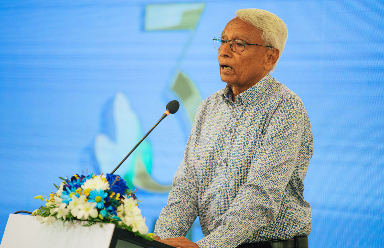 އެޓްމޮސްފިއާ ފައުންޑޭޝަނުގެ ނައިބު ރައީސް އަބްދުލް އަޒީޒް އަބްދުލް ހަކީމް އެ ޖަމިއްޔާގެ ތިންވަނަ އަހަރީ ދުވަހުގެ ހަފުލާގައި ވާހަކަ ދައްކަވަނީ.