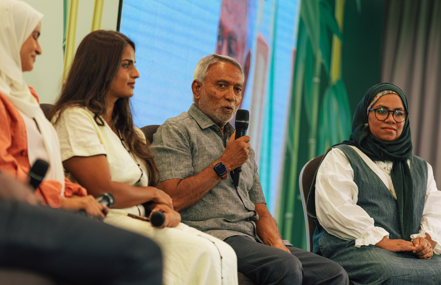 އެޓްމޮސްފިއާ ފައުންޑޭޝަންގެ ތިންވަނަ އަހަރީ ދުވަހުގެ ހަފުލާގެ ތެރެއިން.