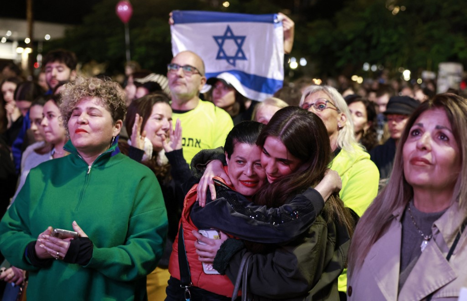 ޣައްޒާގެ ސުލްހައިގެ އެއްބަސްވުމަށް އަމަލުކުރަން ފެށުމާ އެކު ހަމާސްއިން ރަހީނުކޮށްފައިވާ ތިން މީހަކު މިނިވަންކުރުމާ އެކު އިޒްރޭލުގައި އާންމުން އެއްވެ އުފާފާޅުކުރަނީ. --ފޮޓޯ: އޭއެފްޕީ