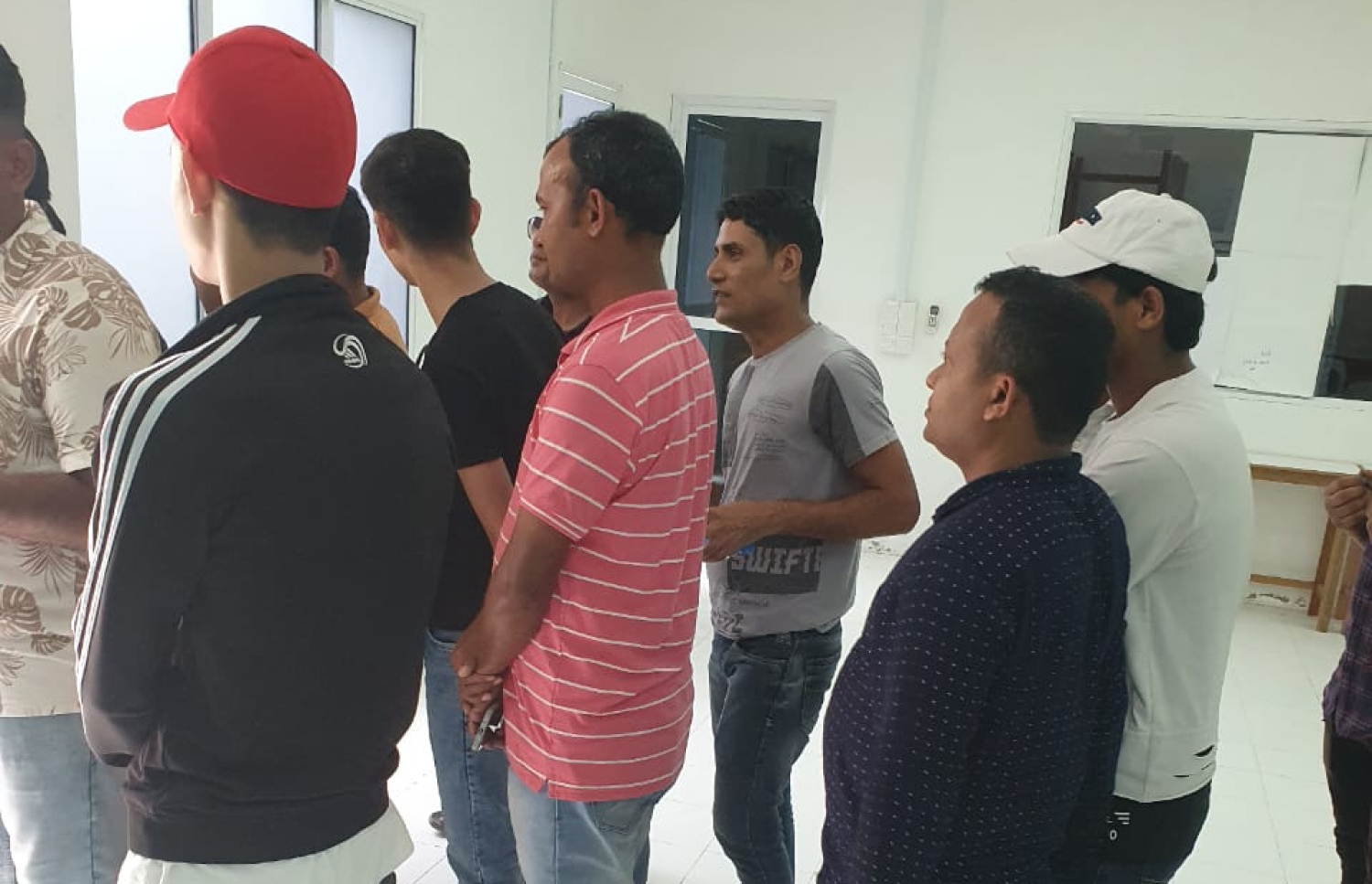 އިމިގްރޭޝަނަށް ފިލަން ރިސޯޓަކުން ރ. މަޑުއްވަރީއަށް ދިޔަ ބައެއް ބިދޭސީން. --ފޮޓޯ | ކައުންސިލް